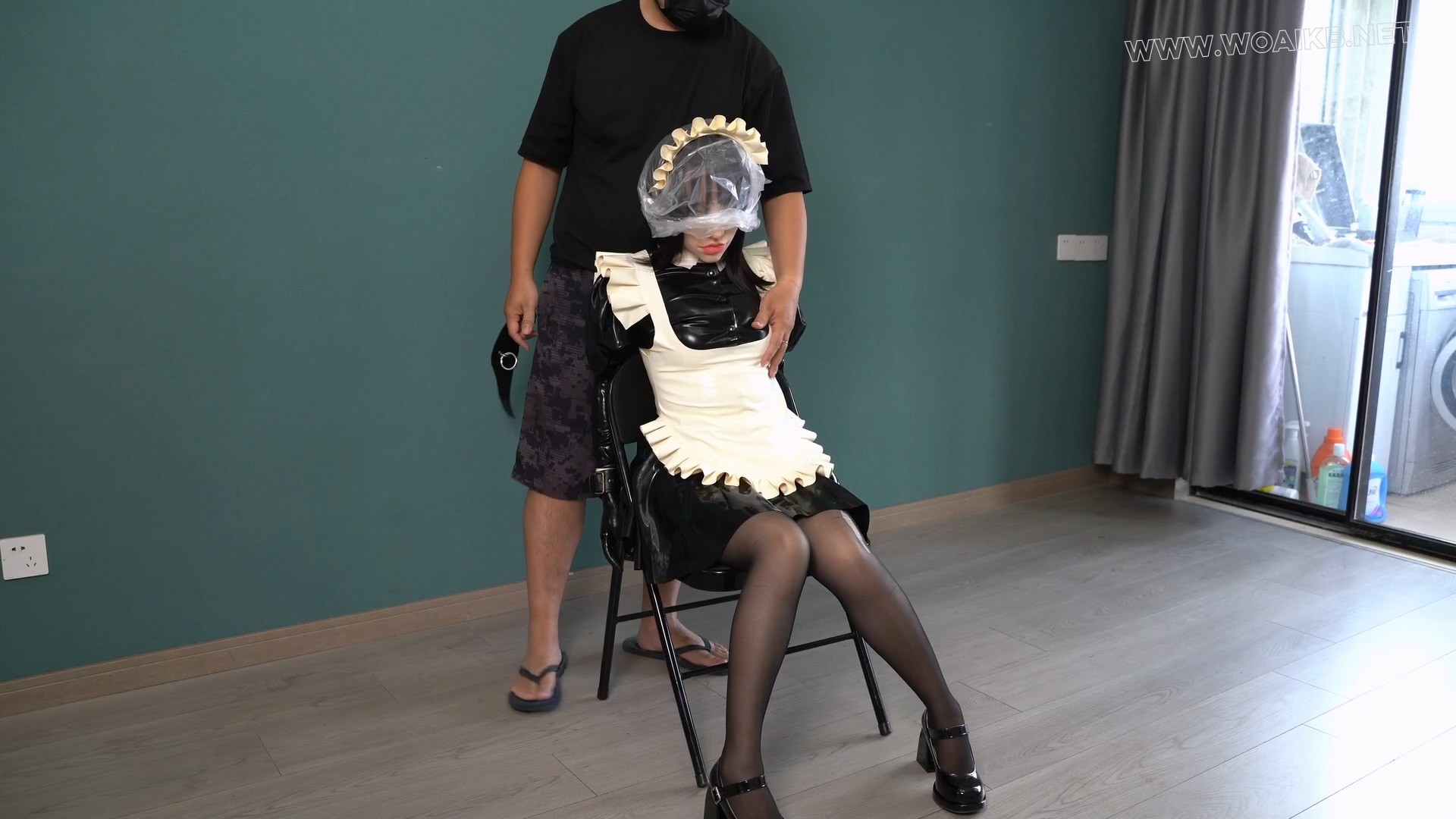 无表情的乳胶女仆斐济碑-鼻管咬头套+仿真面具+咬防毒面具-多层封闭强制入口 预览图