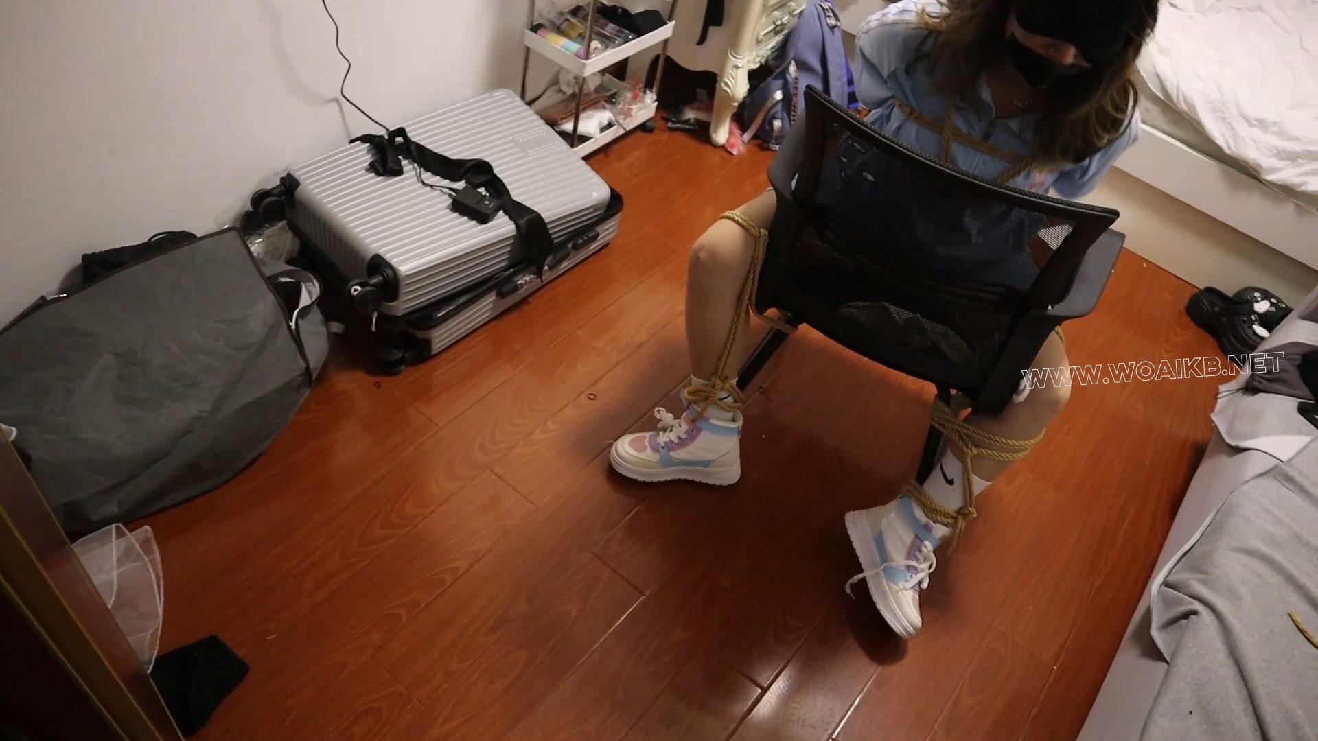 活泼开朗的运动的元气的童颜巨乳姑娘被捆的第一句话是：等会我还可以和你讲话聊天 预览图