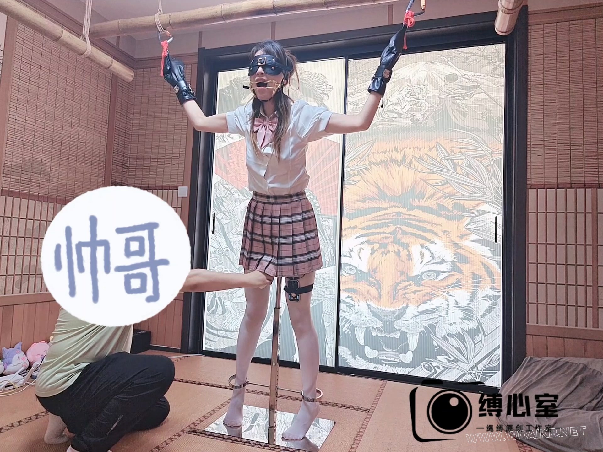 175长腿女神的罚站架体验，郊狼+强力电击鞭，虐胸玩舌，AV棒强制GC，被玩到全身颤 预览图