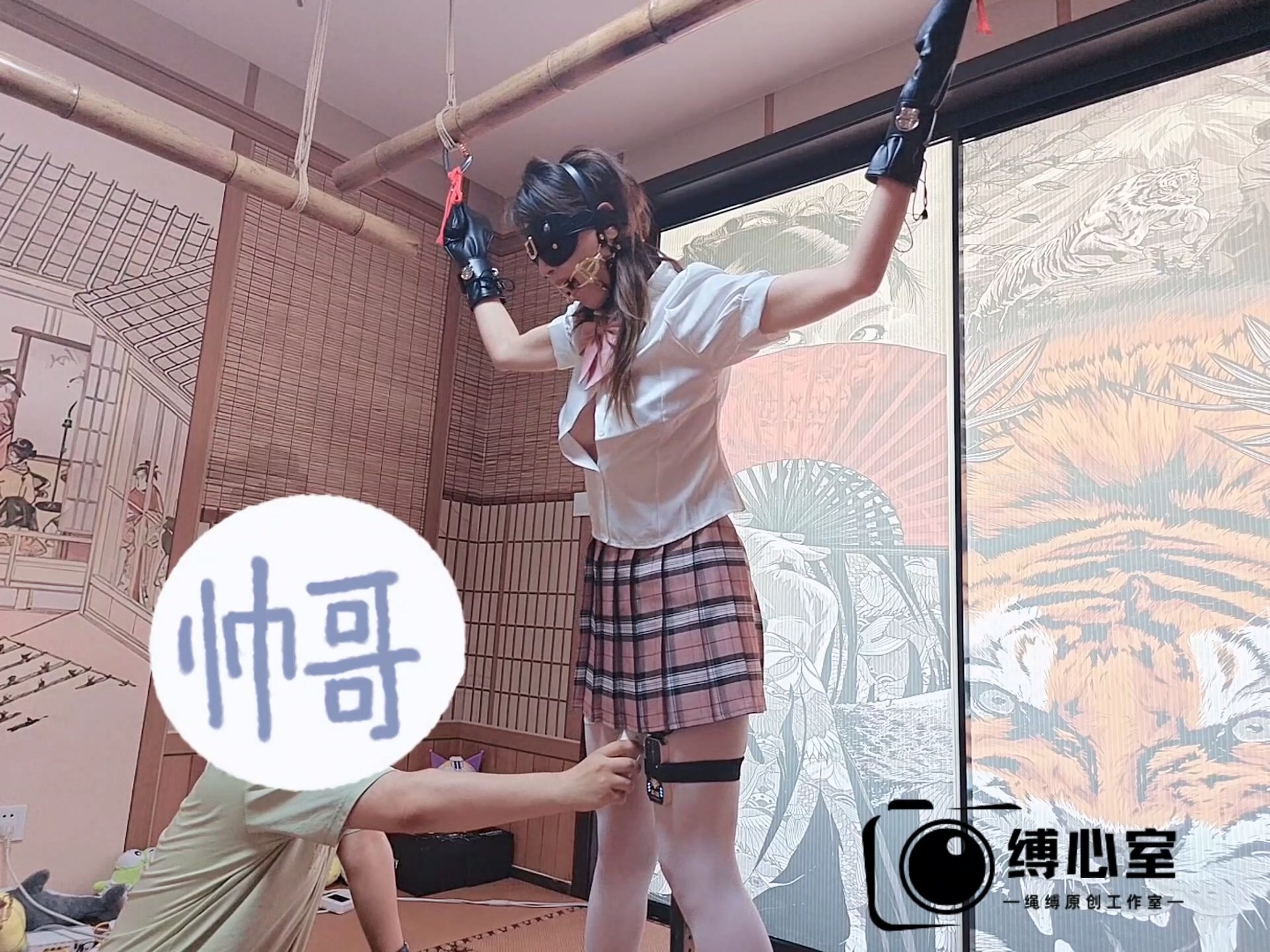 175长腿女神的罚站架体验，郊狼+强力电击鞭，虐胸玩舌，AV棒强制GC，被玩到全身颤 预览图