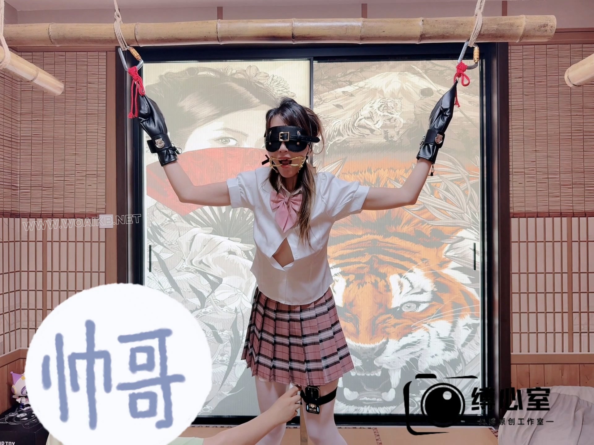 175长腿女神的罚站架体验，郊狼+强力电击鞭，虐胸玩舌，AV棒强制GC，被玩到全身颤 预览图
