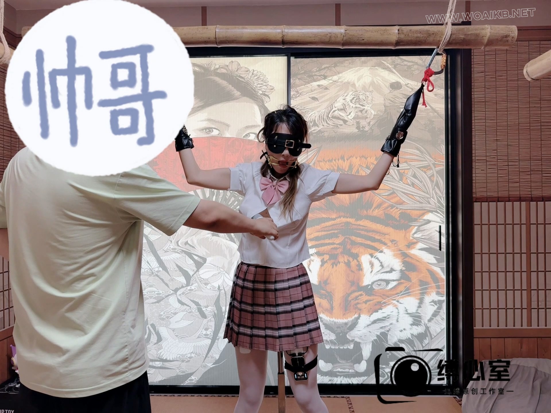175长腿女神的罚站架体验，郊狼+强力电击鞭，虐胸玩舌，AV棒强制GC，被玩到全身颤 预览图