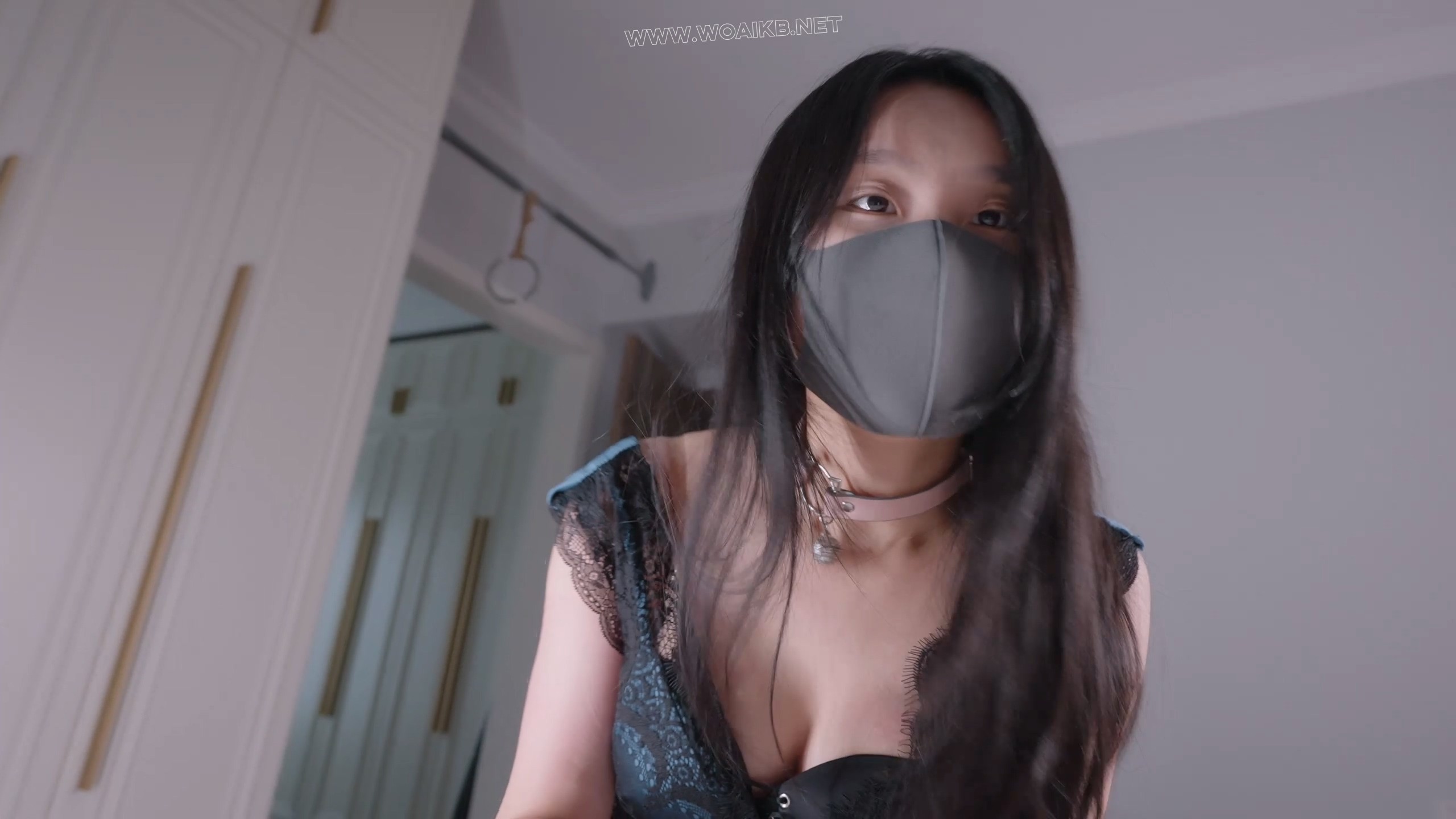 《猎艳记之美女收藏家》一场赌局游戏正式拉开帷幕，美女收藏家X神秘卖家，假意通过 预览图