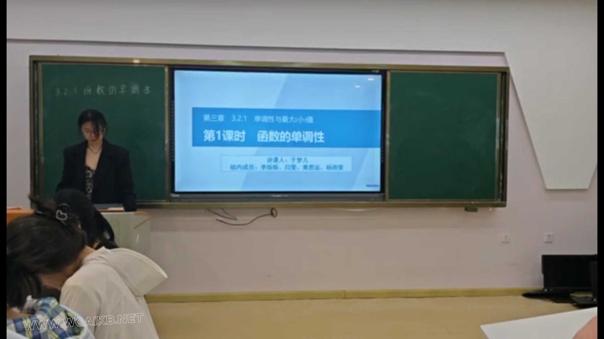 真实女教师夏可暑假在工作室做小狗。 封面图