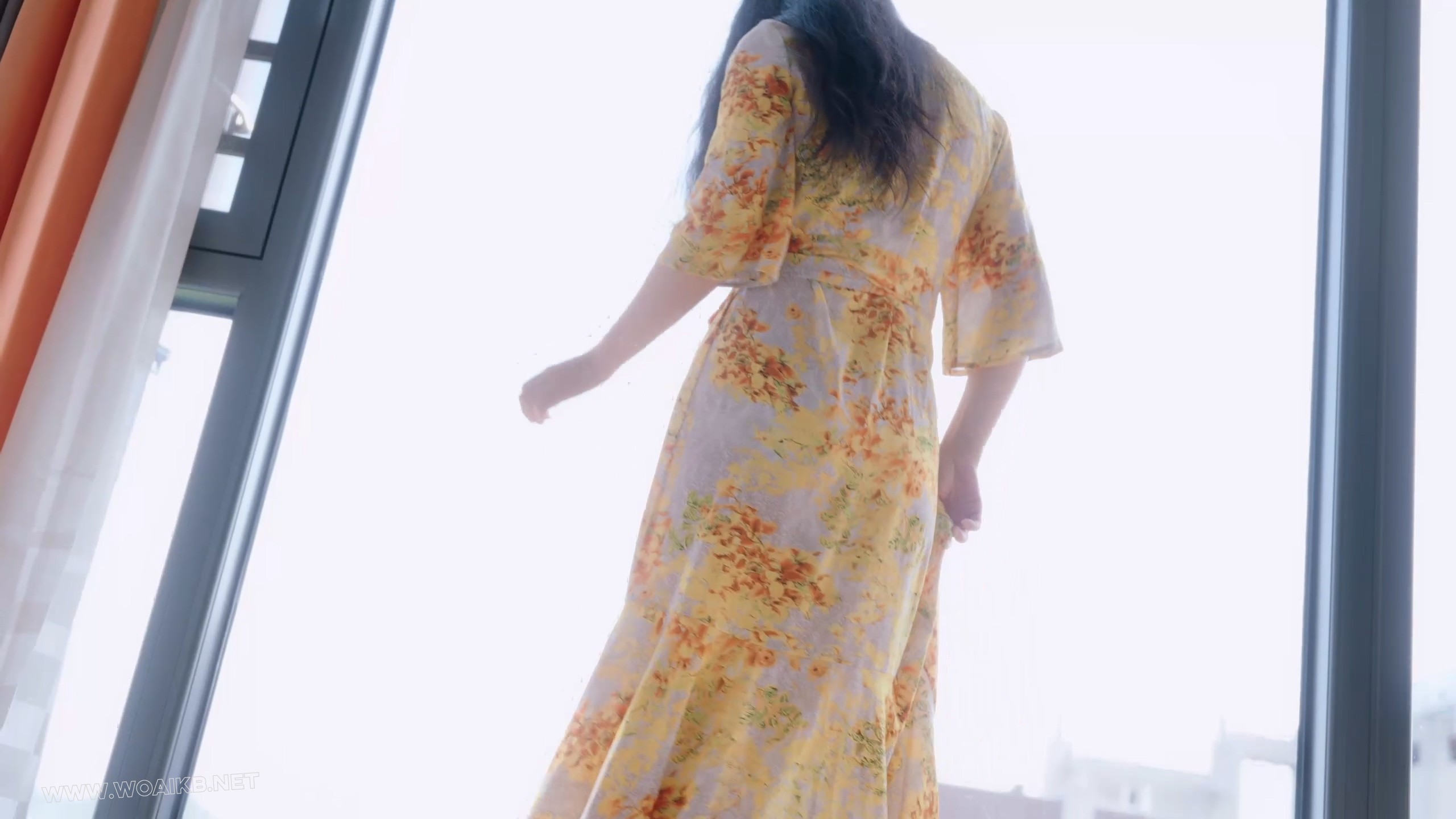 《欲望少妇》少妇被日式捆绑双腿并拢，裆部被一枚跳蛋占据。胸乳被肆意玩弄，掐住 封面图