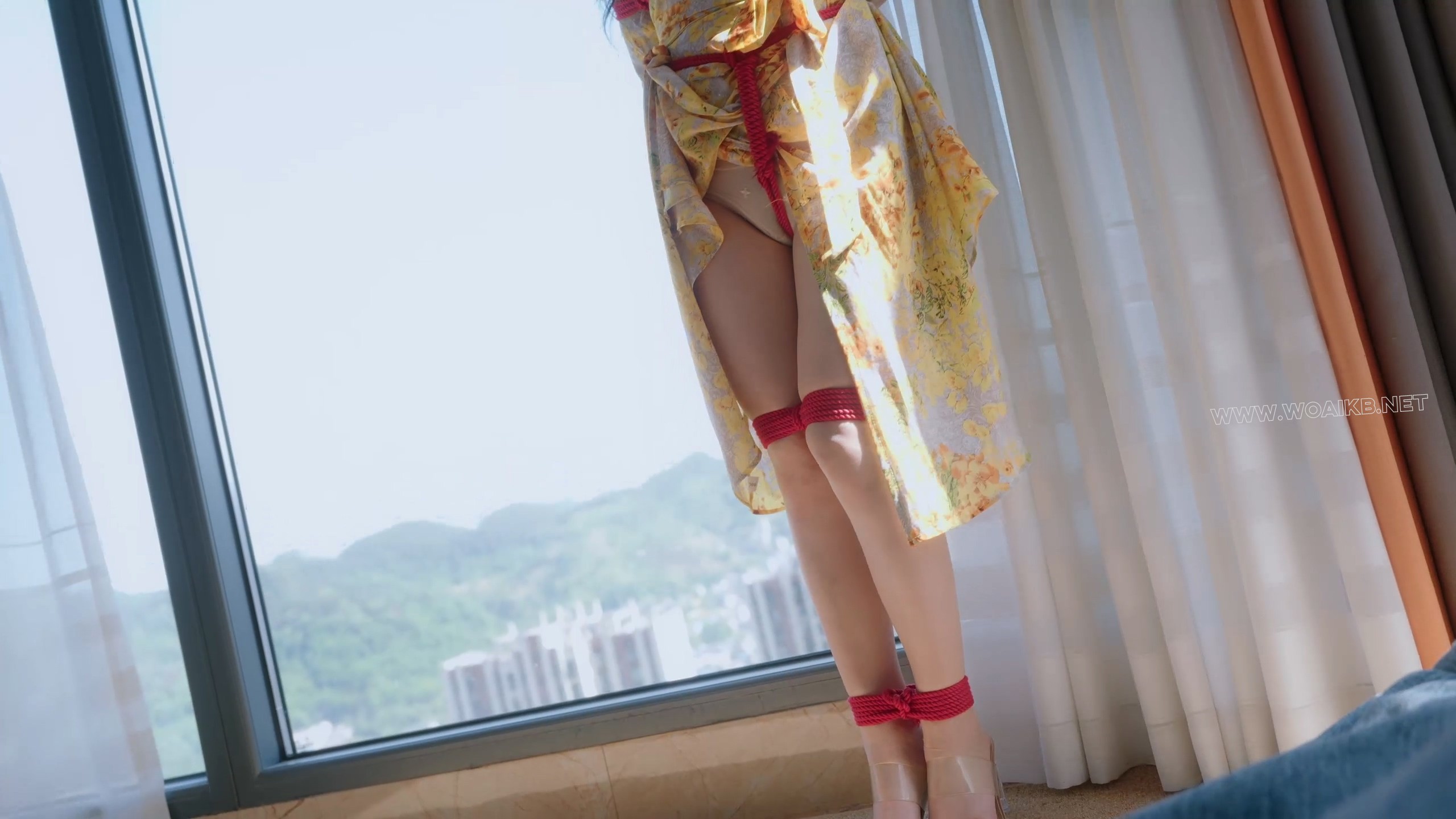 《欲望少妇》少妇被日式捆绑双腿并拢，裆部被一枚跳蛋占据。胸乳被肆意玩弄，掐住 预览图