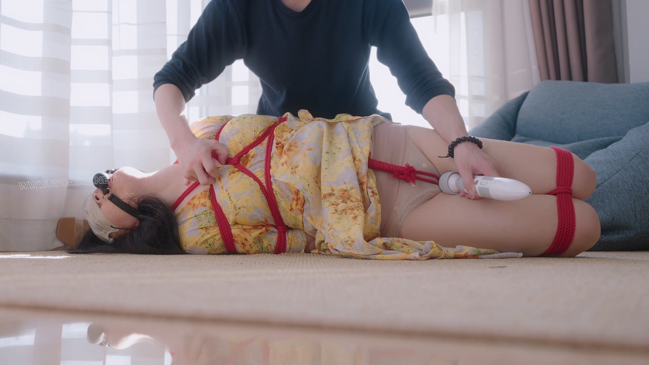 《欲望少妇》少妇被日式捆绑双腿并拢，裆部被一枚跳蛋占据。胸乳被肆意玩弄，掐住 预览图
