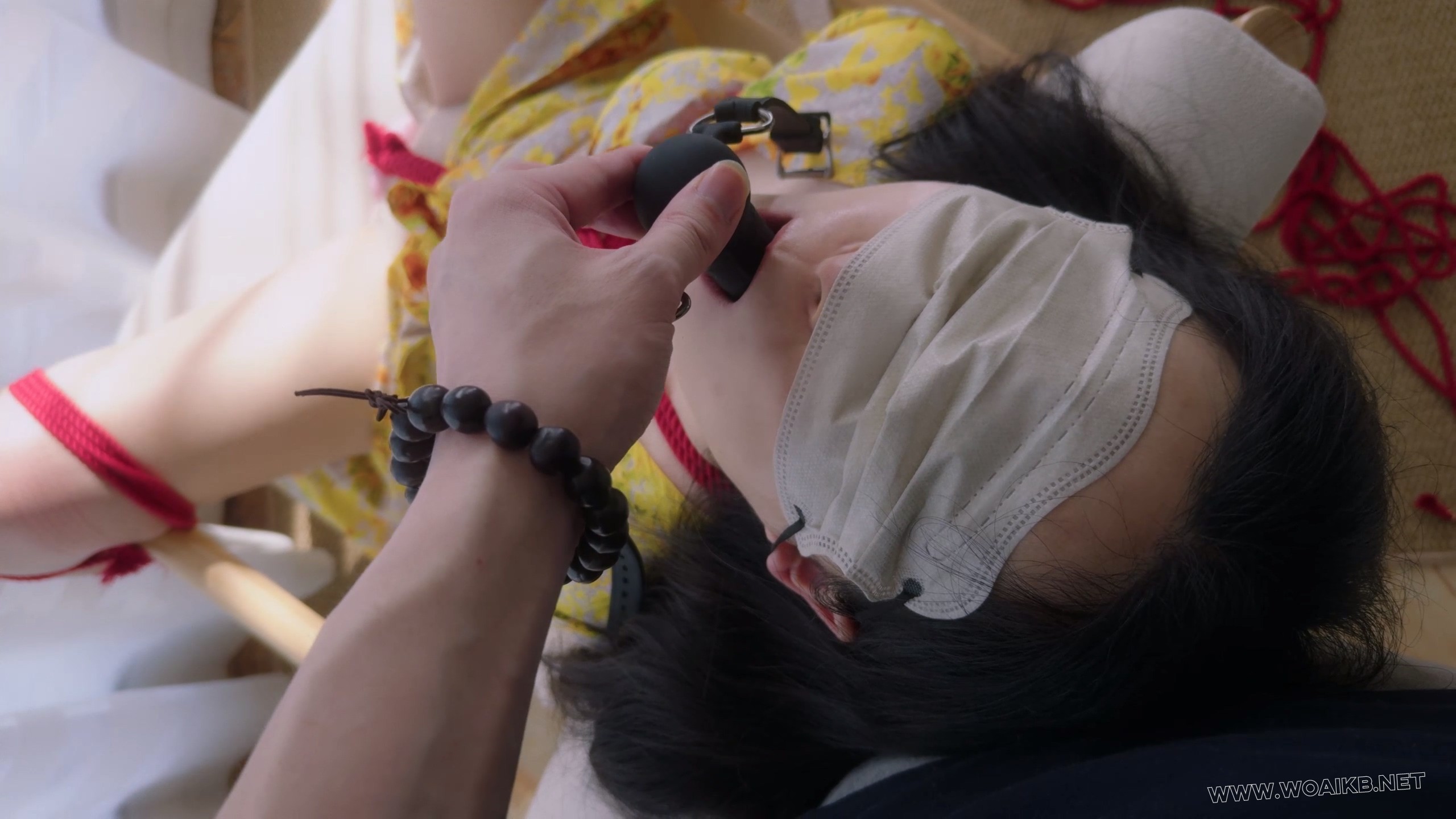 《欲望少妇》少妇被日式捆绑双腿并拢，裆部被一枚跳蛋占据。胸乳被肆意玩弄，掐住 预览图