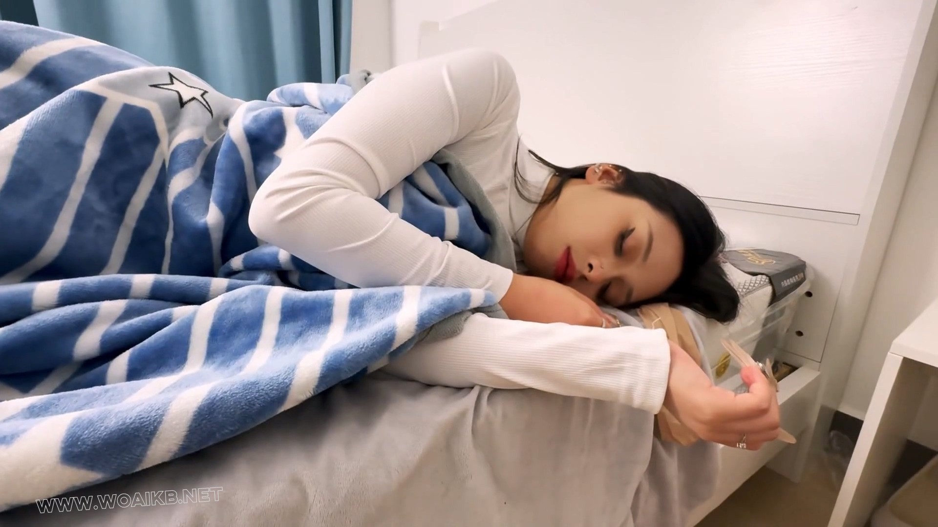 美女coser被入室绑架（下）-蜘蛛侠c服被入室捂晕绑架+丝袜捆绑+白丝脚+塞小玩具+被… 封面图