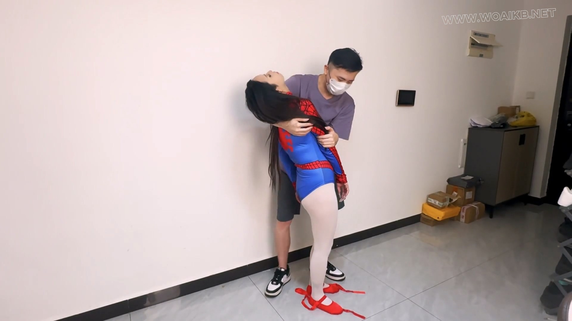 美女coser被入室绑架（下）-蜘蛛侠c服被入室捂晕绑架+丝袜捆绑+白丝脚+塞小玩具+被 预览图