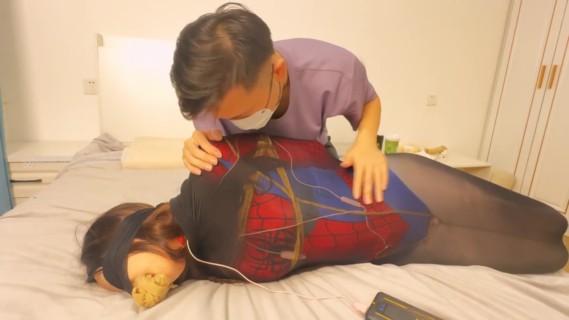 美女coser被入室绑架（下）-蜘蛛侠c服被入室捂晕绑架+丝袜捆绑+白丝脚+塞小玩具+被 预览图