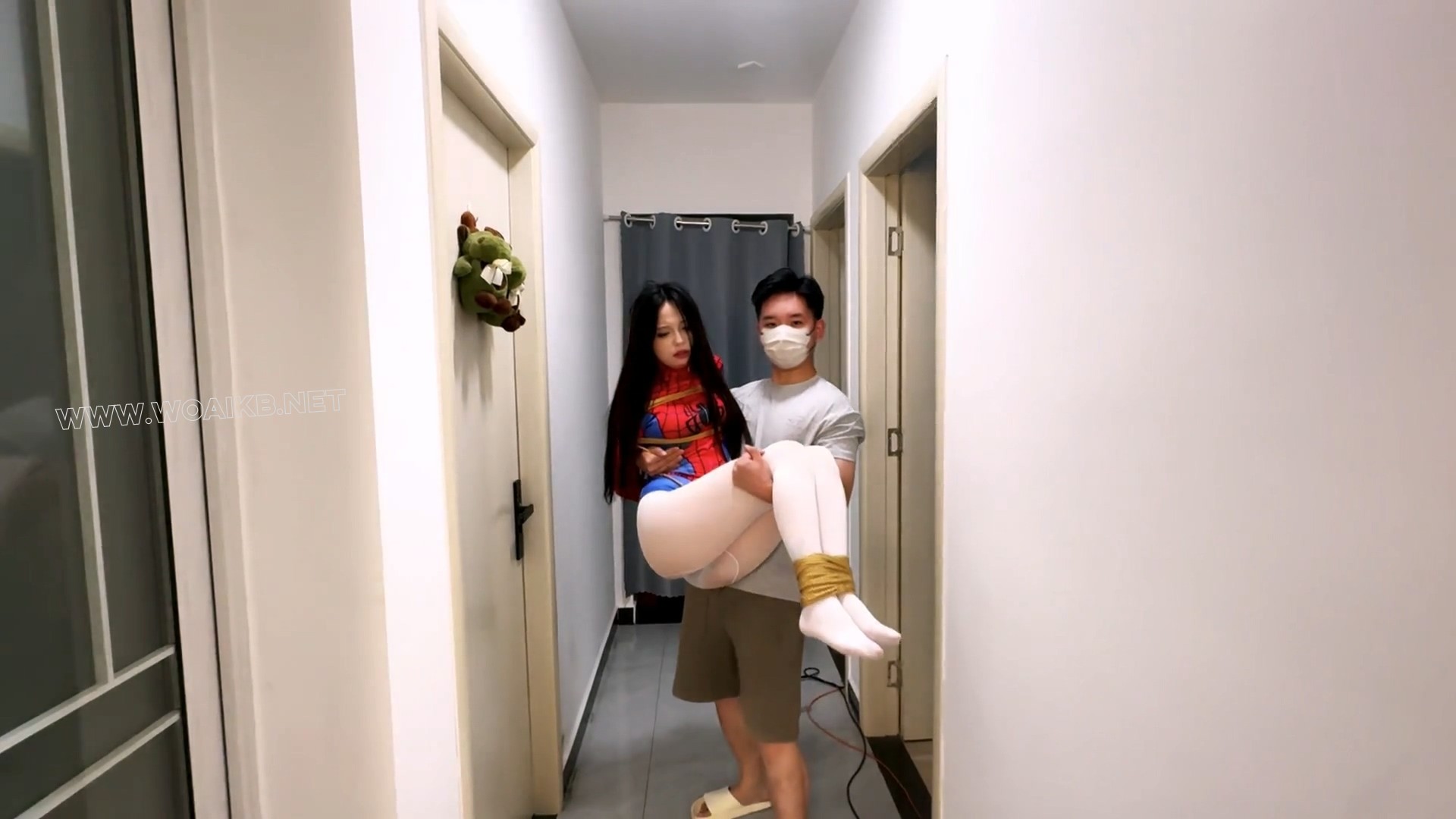美女coser被入室绑架（下）-蜘蛛侠c服被入室捂晕绑架+丝袜捆绑+白丝脚+塞小玩具+被 预览图