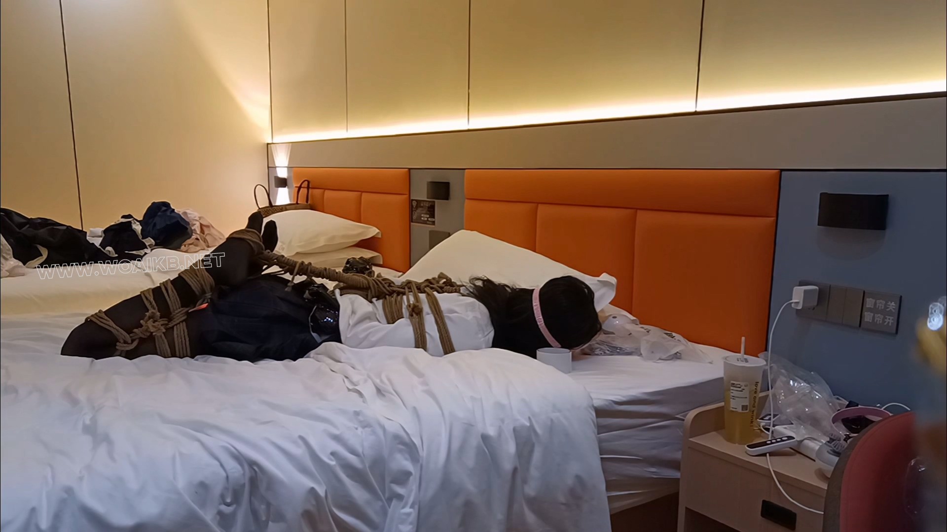 黑丝JK妹妹，后直臂捆缚+椅子+并腿+强行牵引走路+驷马+ 堵嘴+蒙眼+挠痒器 预览图
