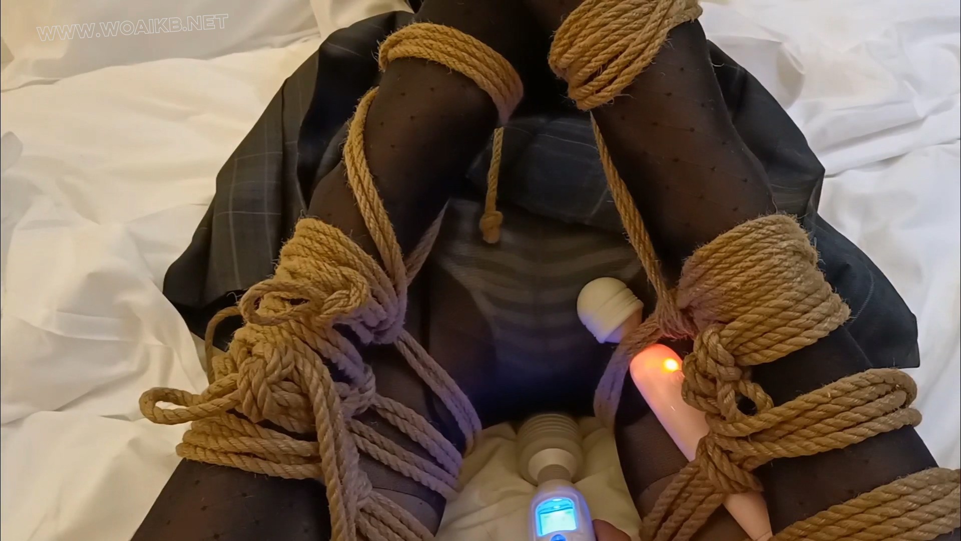 黑丝JK妹妹，后直臂捆缚+椅子+并腿+强行牵引走路+驷马+ 堵嘴+蒙眼+挠痒器 预览图