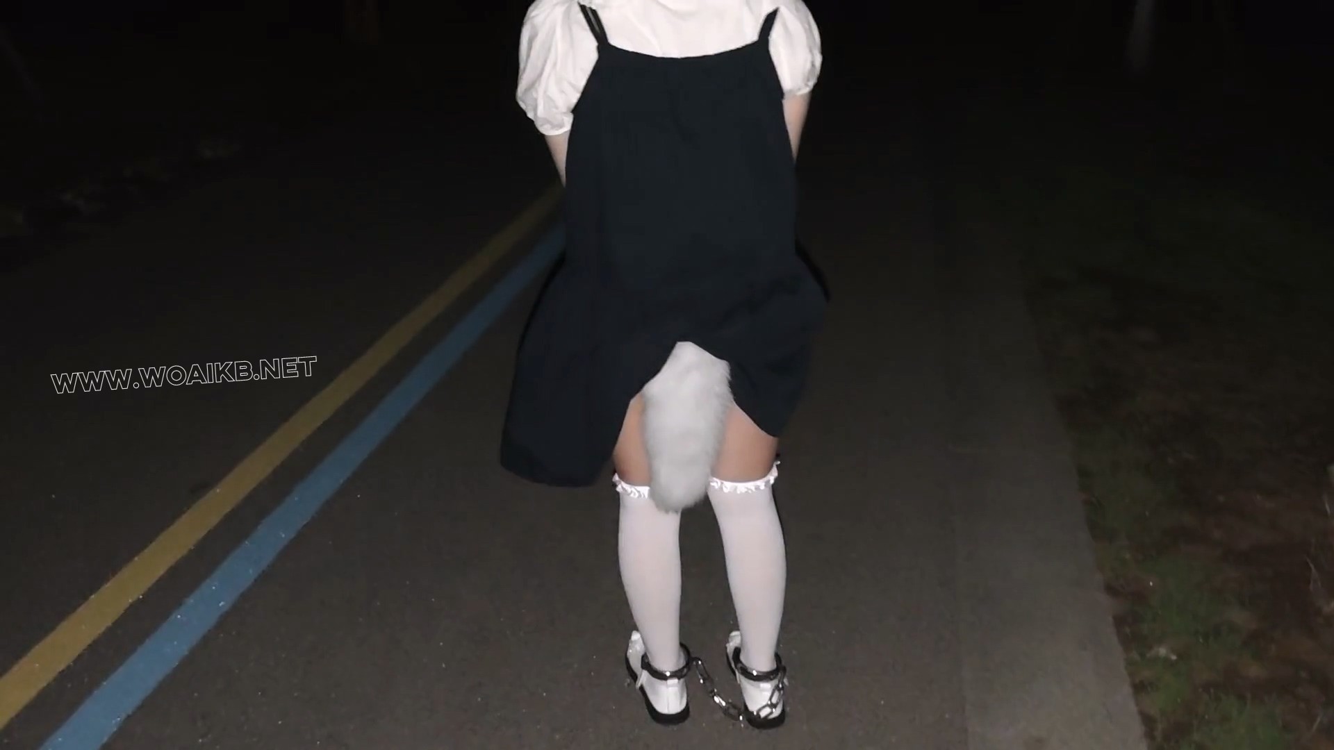 小萝莉学生装尾巴镣铐户外露出换丝袜 封面图