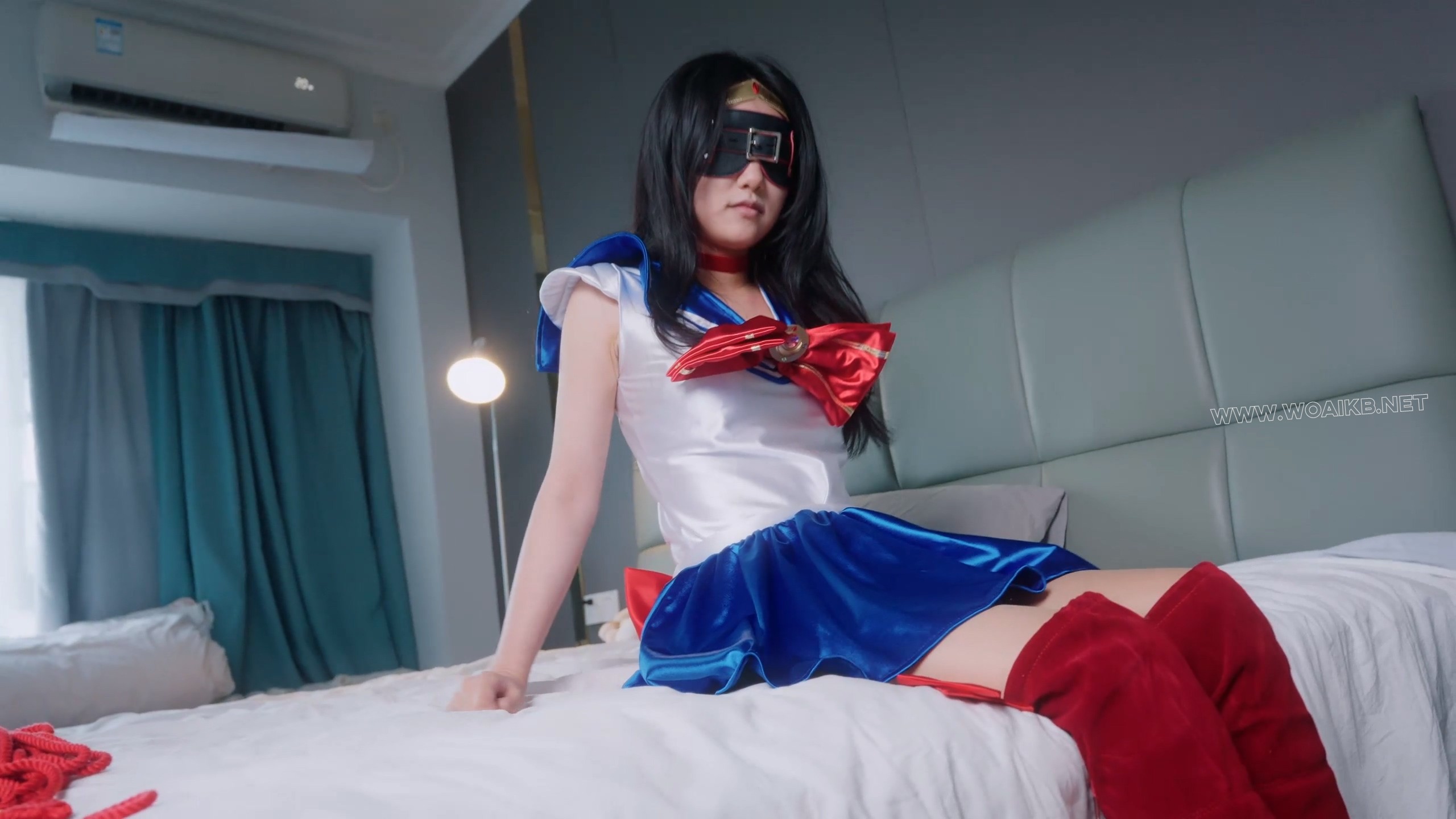 《女友游戏》为了增加情趣，女友扮成肉丝长靴美少女战士，假装被我俘虏，单腿吊缚+… 封面图