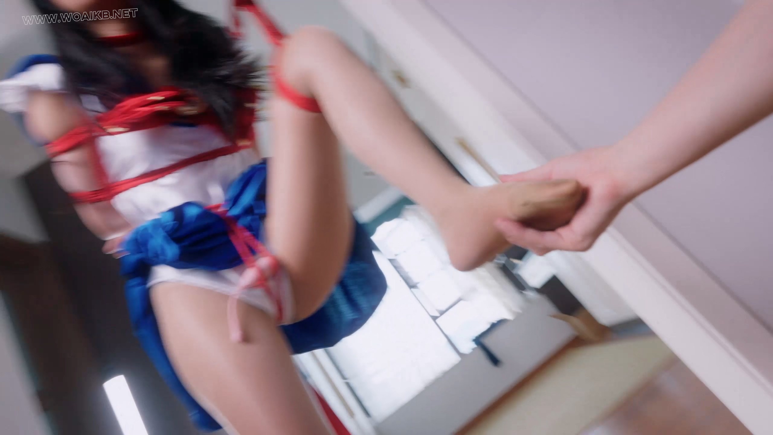 《女友游戏》为了增加情趣，女友扮成肉丝长靴美少女战士，假装被我俘虏，单腿吊缚+ 预览图