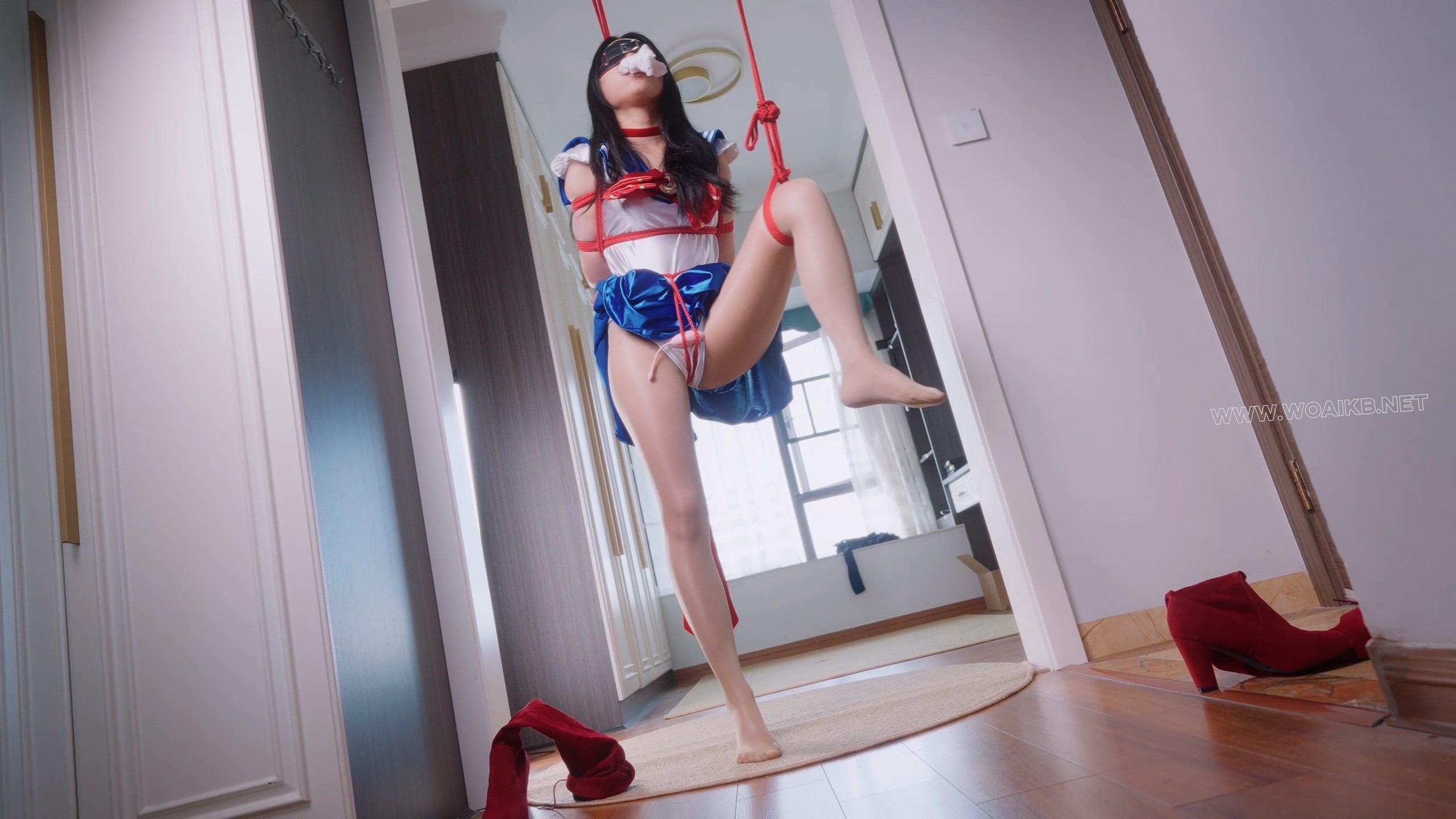 《女友游戏》为了增加情趣，女友扮成肉丝长靴美少女战士，假装被我俘虏，单腿吊缚+ 预览图
