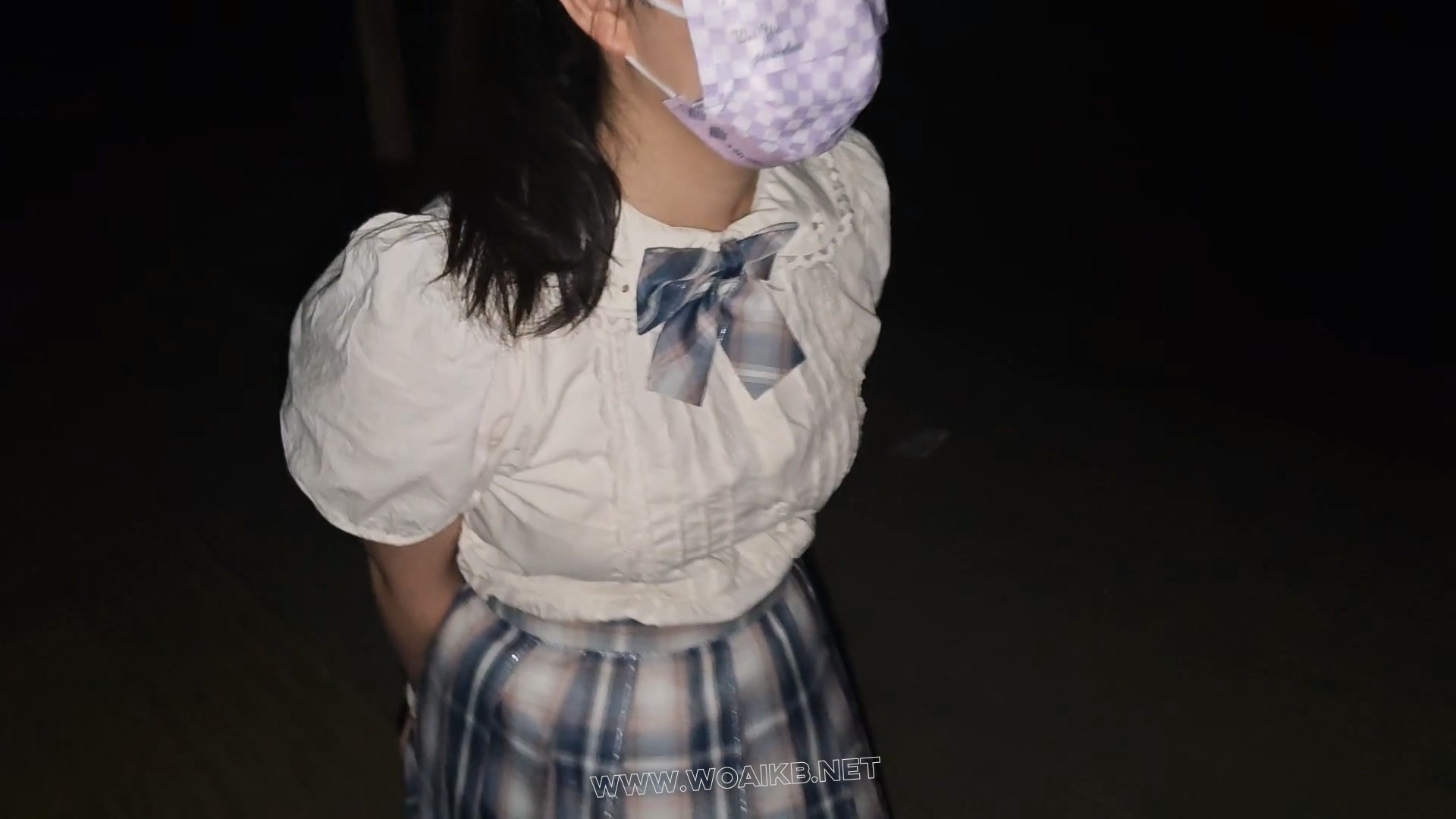 JK少女手铐脚镣逛马路，穿梭于车水马龙+被铐在树下TD折磨 预览图