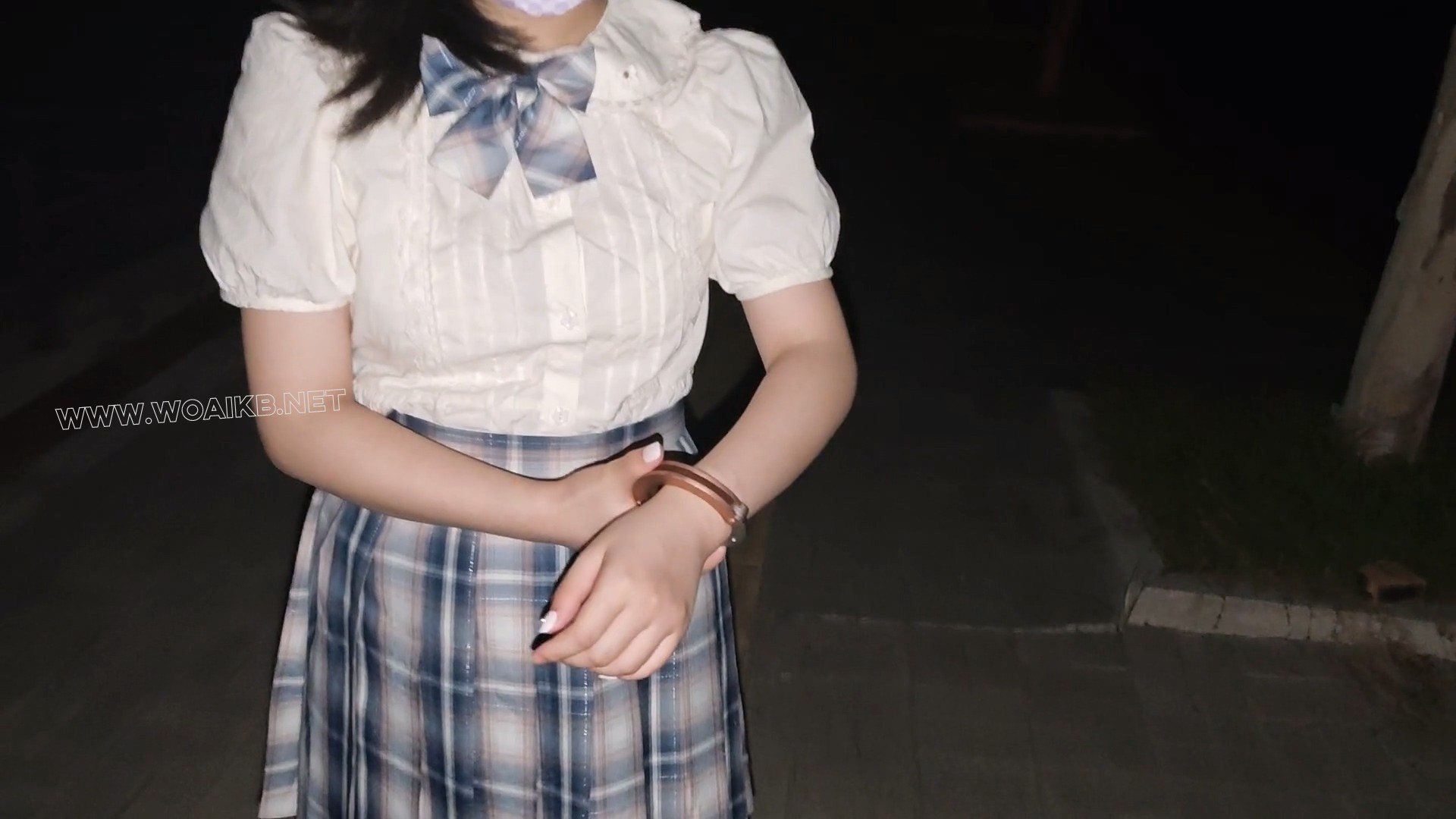 JK少女手铐脚镣逛马路，穿梭于车水马龙+被铐在树下TD折磨 预览图
