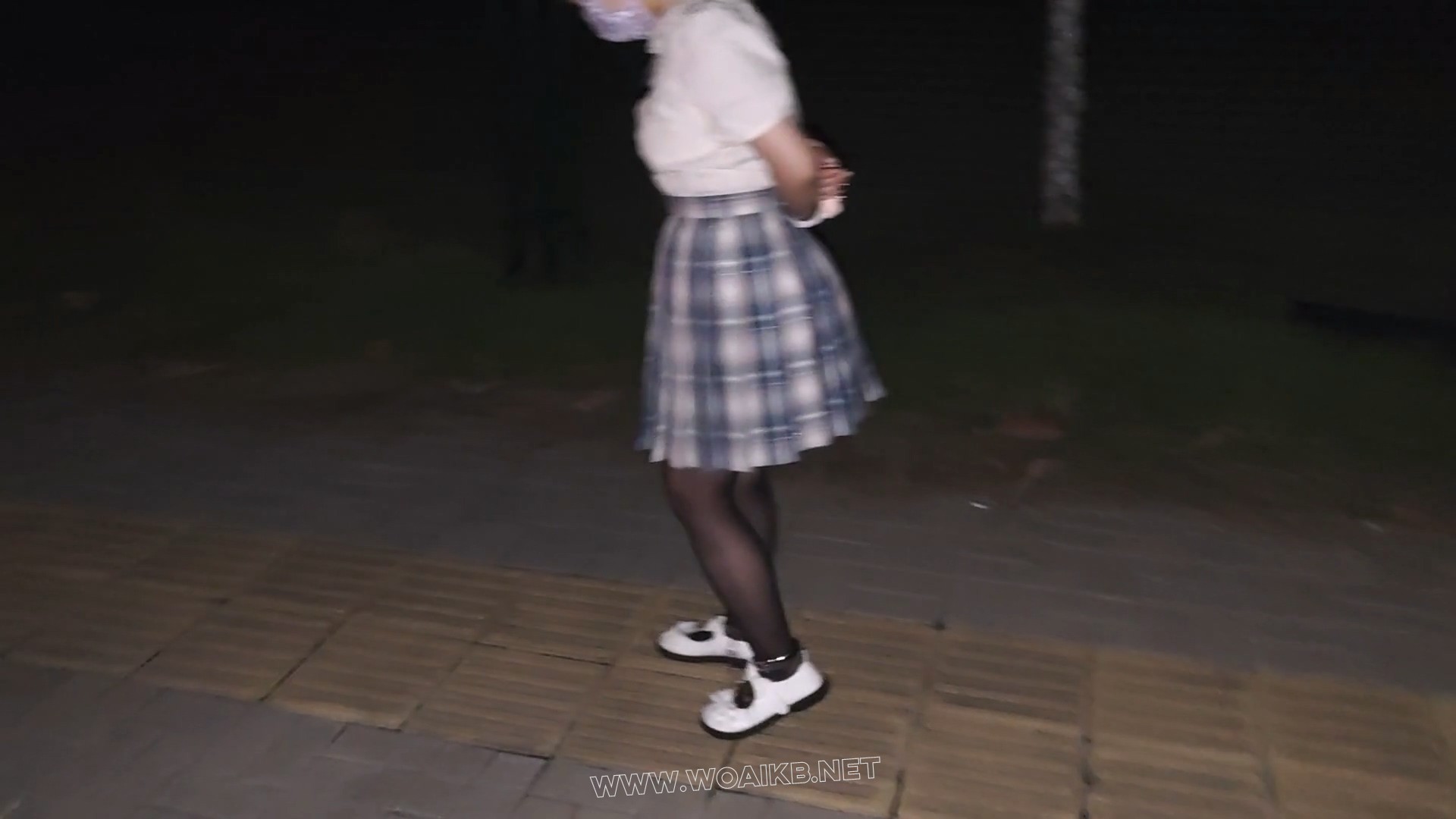 JK少女手铐脚镣逛马路，穿梭于车水马龙+被铐在树下TD折磨 预览图