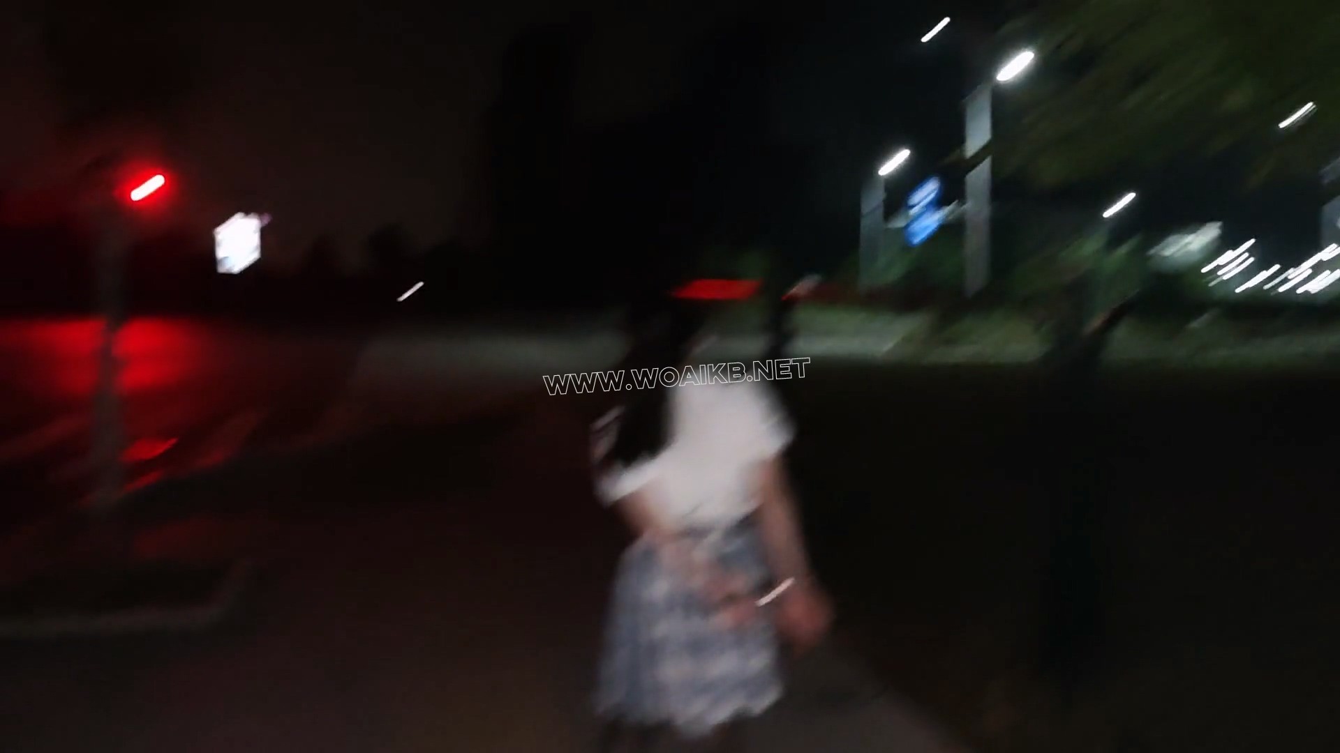 JK少女手铐脚镣逛马路，穿梭于车水马龙+被铐在树下TD折磨 预览图