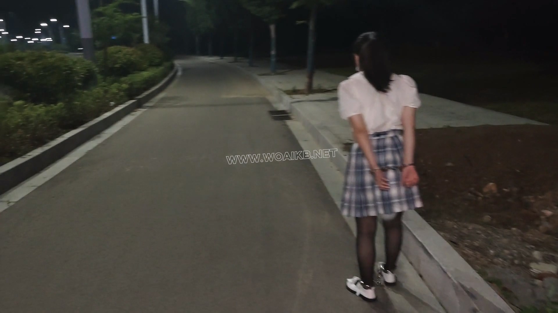 JK少女手铐脚镣逛马路，穿梭于车水马龙+被铐在树下TD折磨 预览图