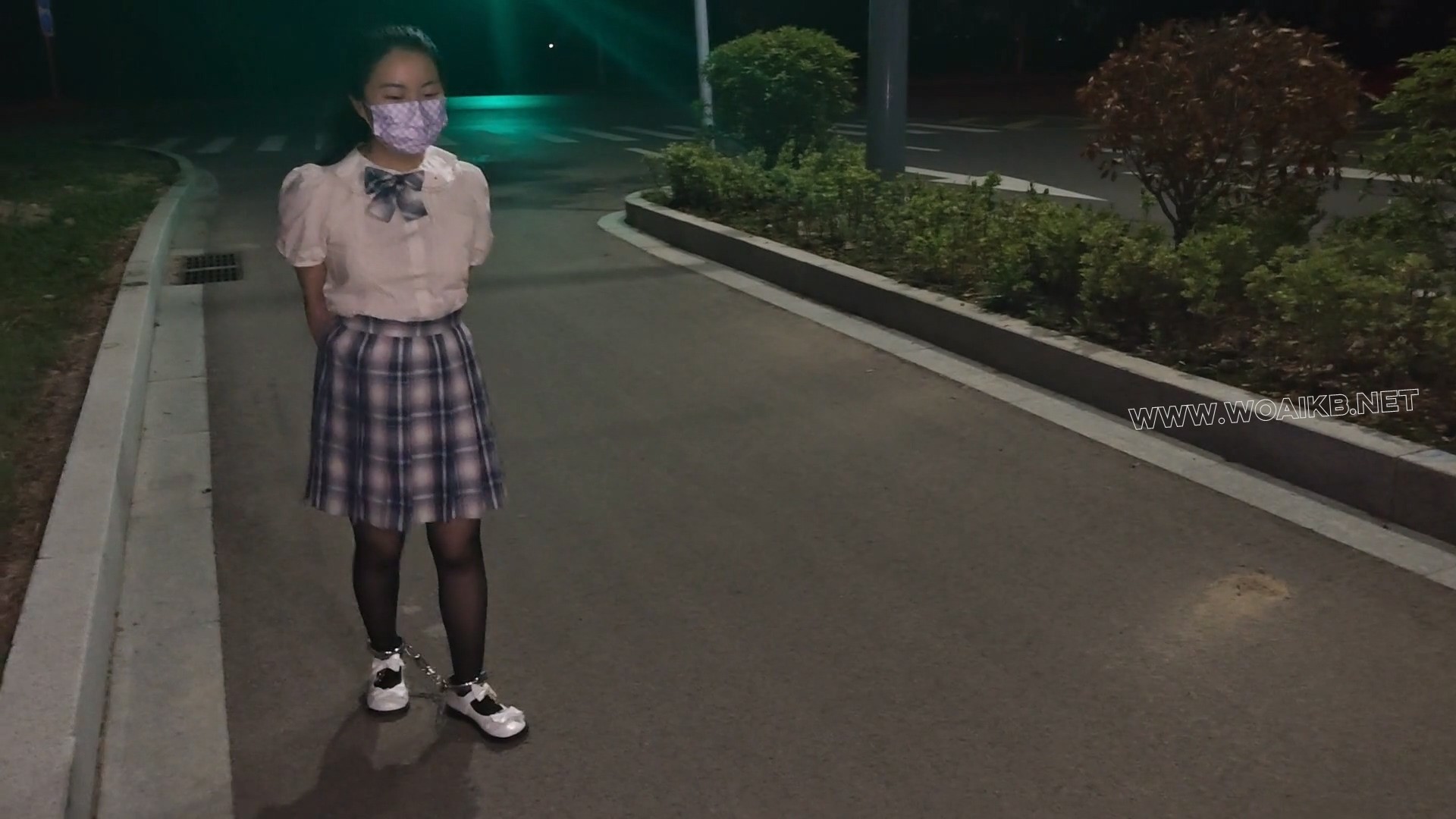 JK少女手铐脚镣逛马路，穿梭于车水马龙+被铐在树下TD折磨 预览图