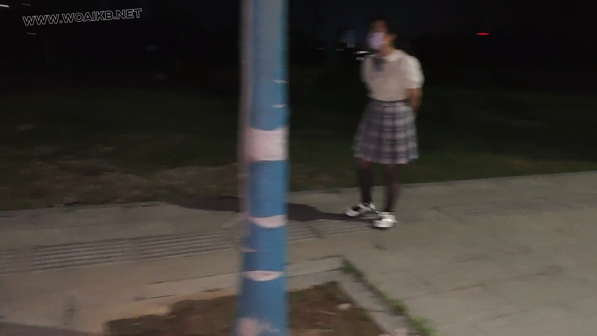 JK少女手铐脚镣逛马路，穿梭于车水马龙+被铐在树下TD折磨 预览图