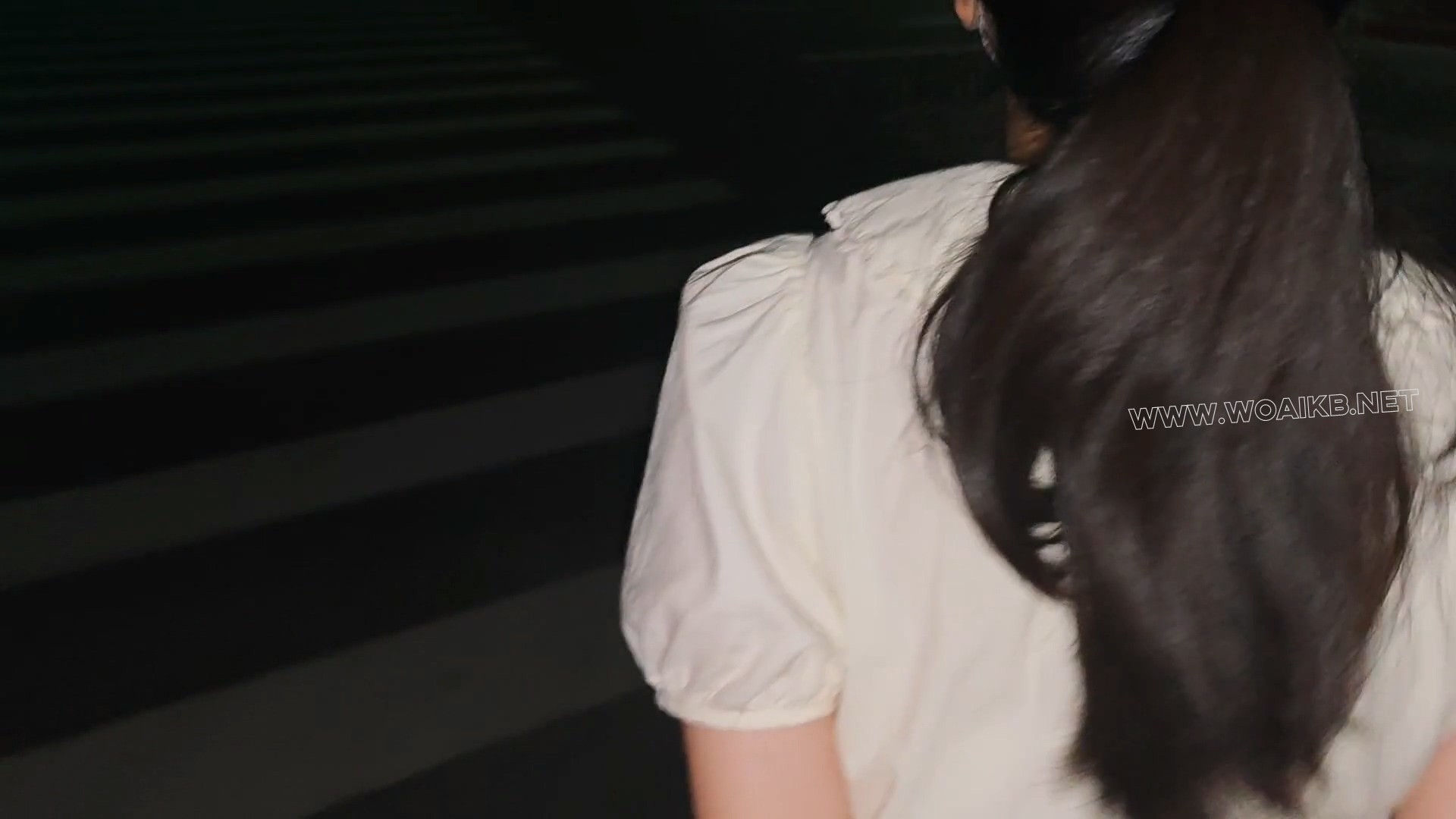 JK少女手铐脚镣逛马路，穿梭于车水马龙+被铐在树下TD折磨 预览图