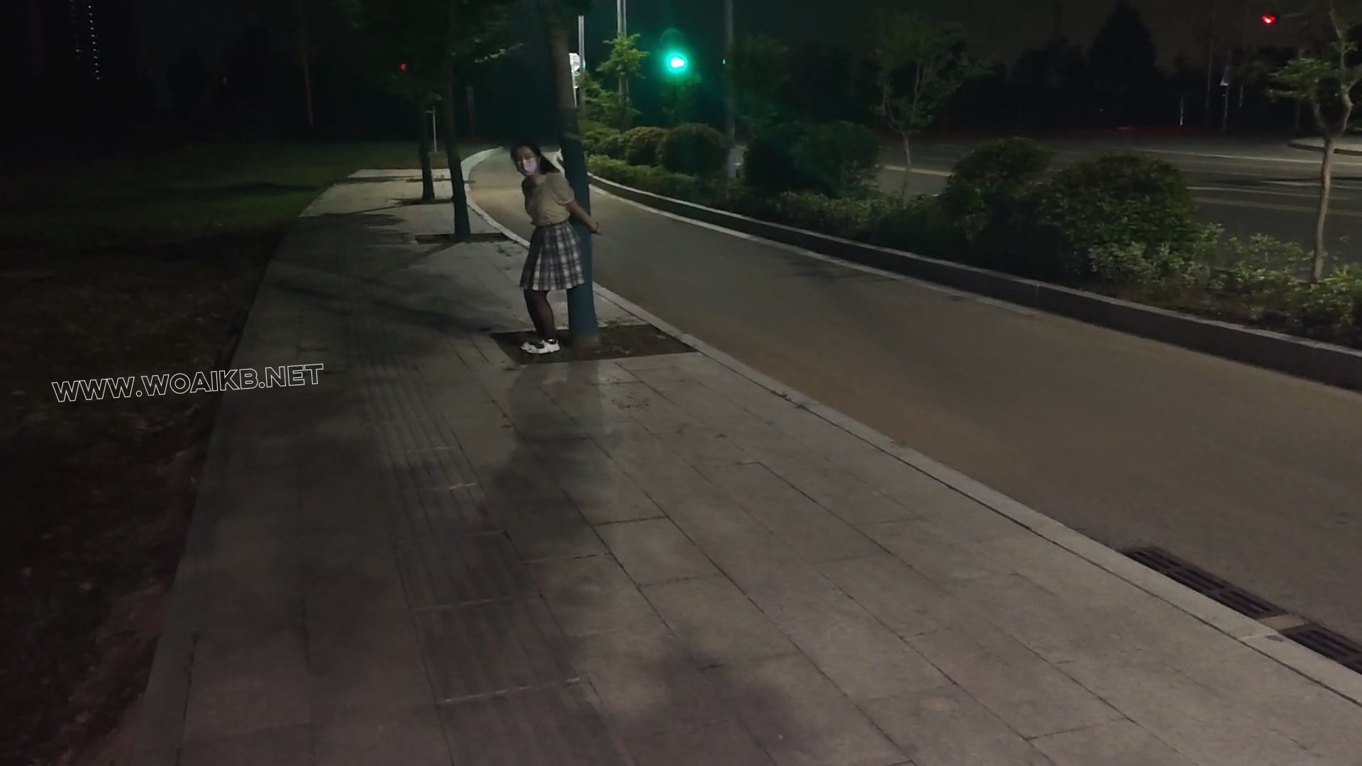 JK少女手铐脚镣逛马路，穿梭于车水马龙+被铐在树下TD折磨 预览图