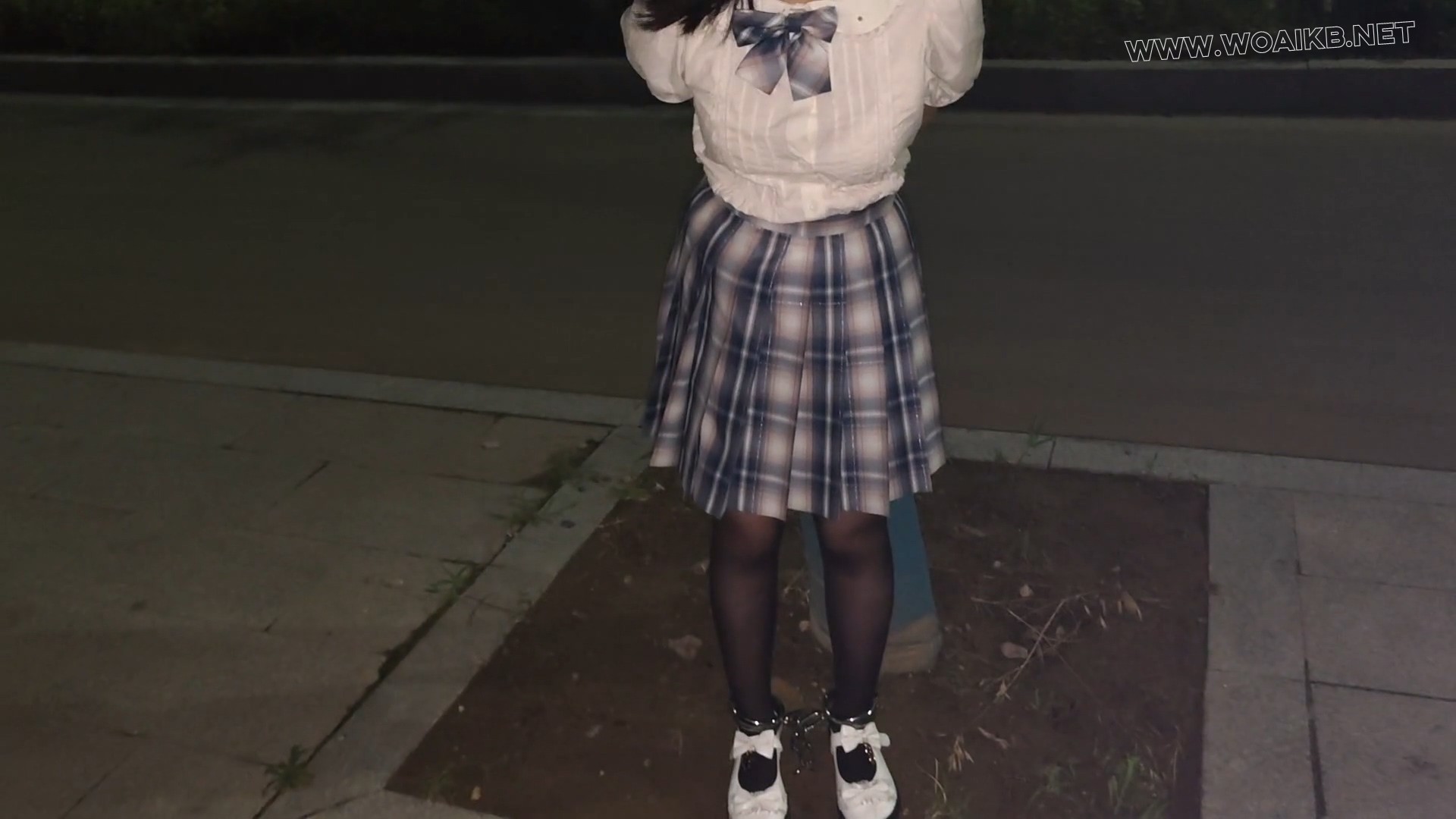 JK少女手铐脚镣逛马路，穿梭于车水马龙+被铐在树下TD折磨 预览图