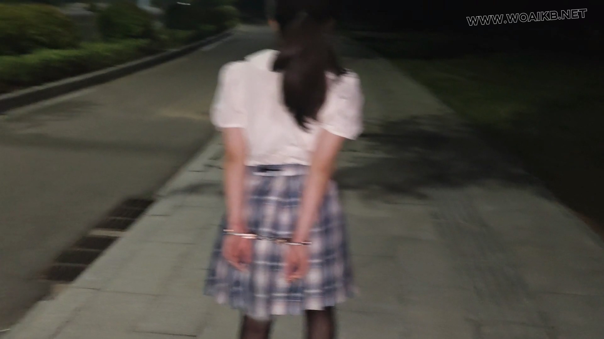 JK少女手铐脚镣逛马路，穿梭于车水马龙+被铐在树下TD折磨 预览图