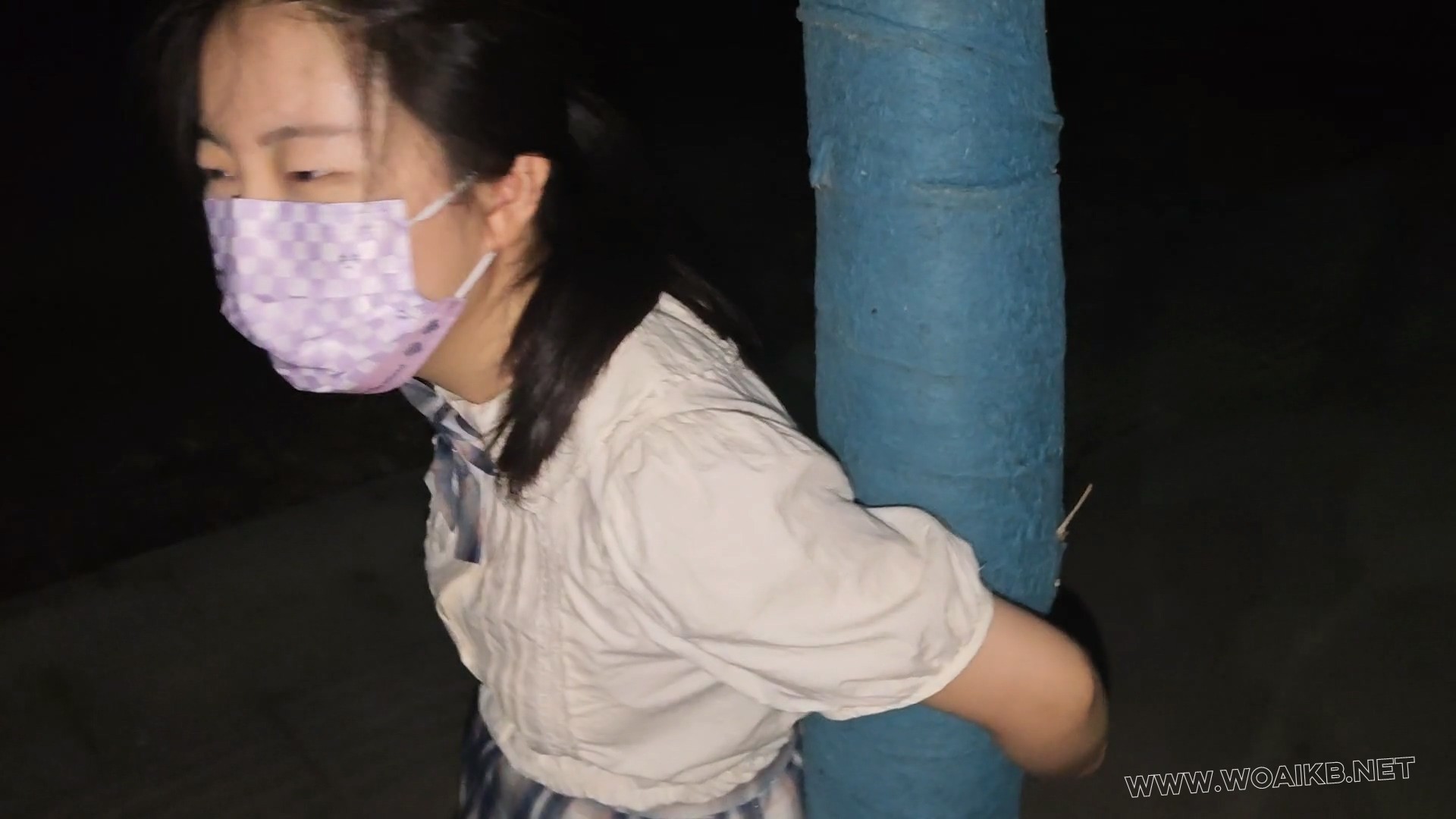 JK少女手铐脚镣逛马路，穿梭于车水马龙+被铐在树下TD折磨 预览图