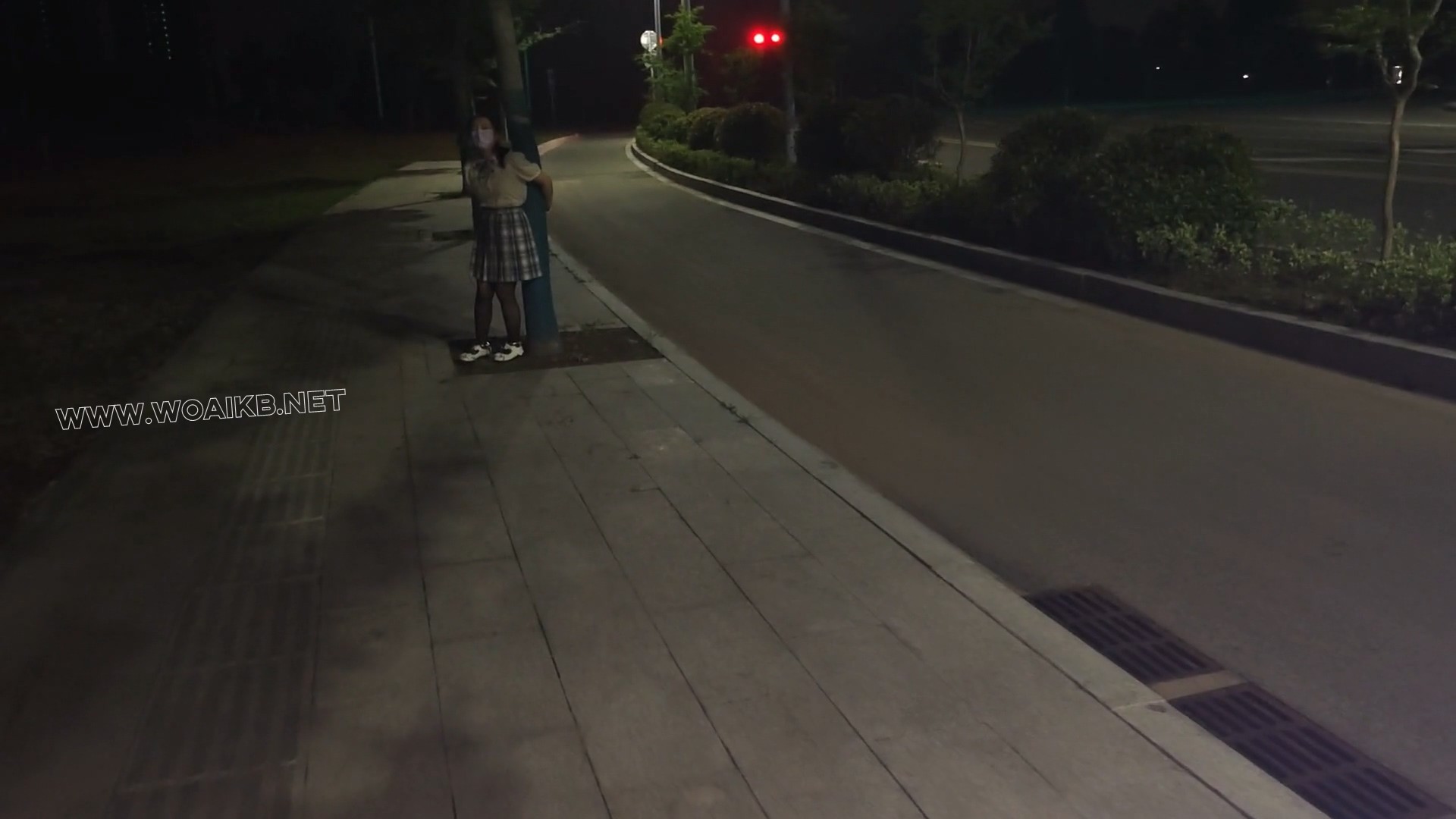 JK少女手铐脚镣逛马路，穿梭于车水马龙+被铐在树下TD折磨 预览图