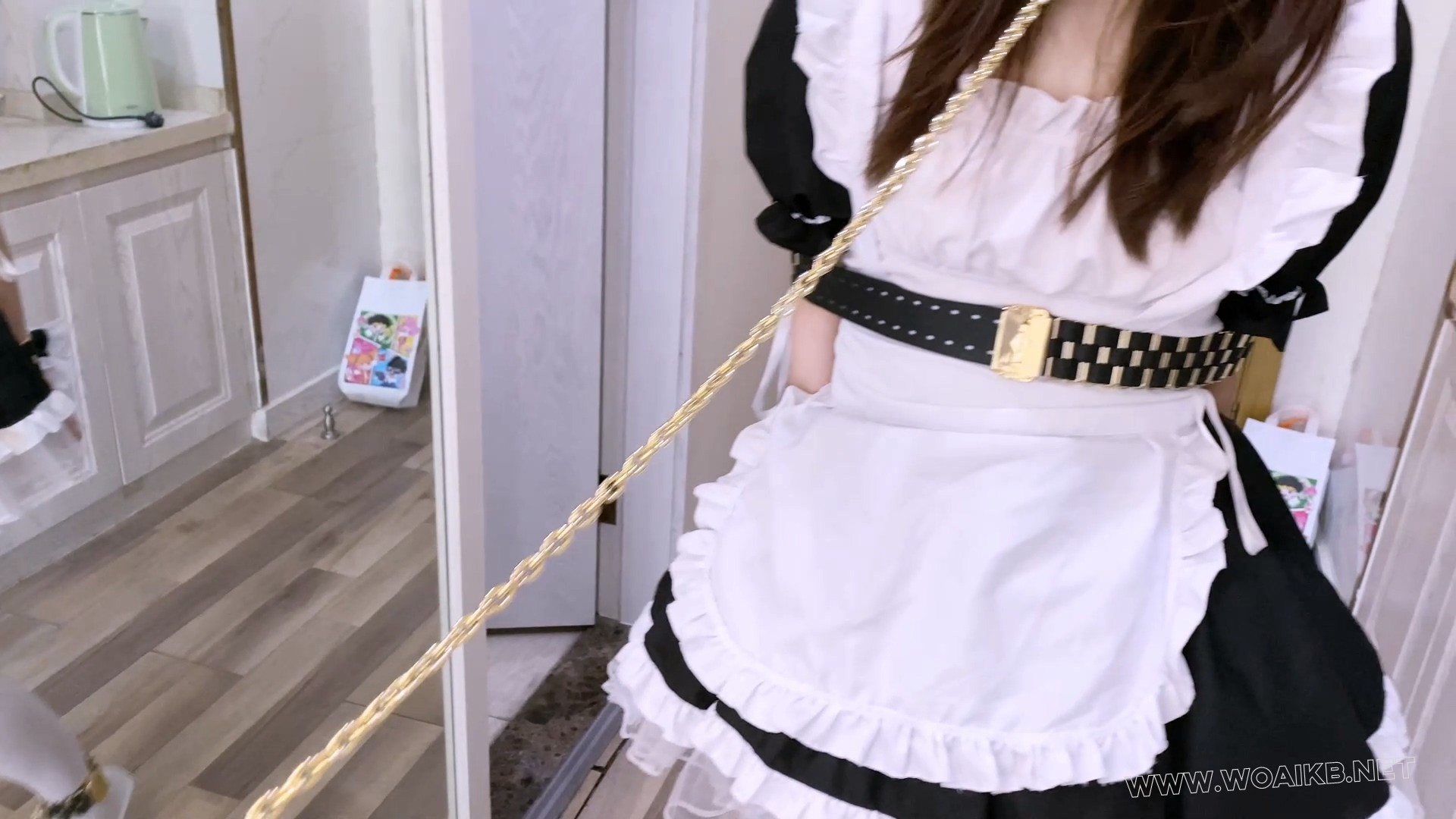 《吃鱼的喵》-第三集-女仆装皮革束缚+手铐+脚铐+项圈链子+口球+束缚手在背后+整理 预览图