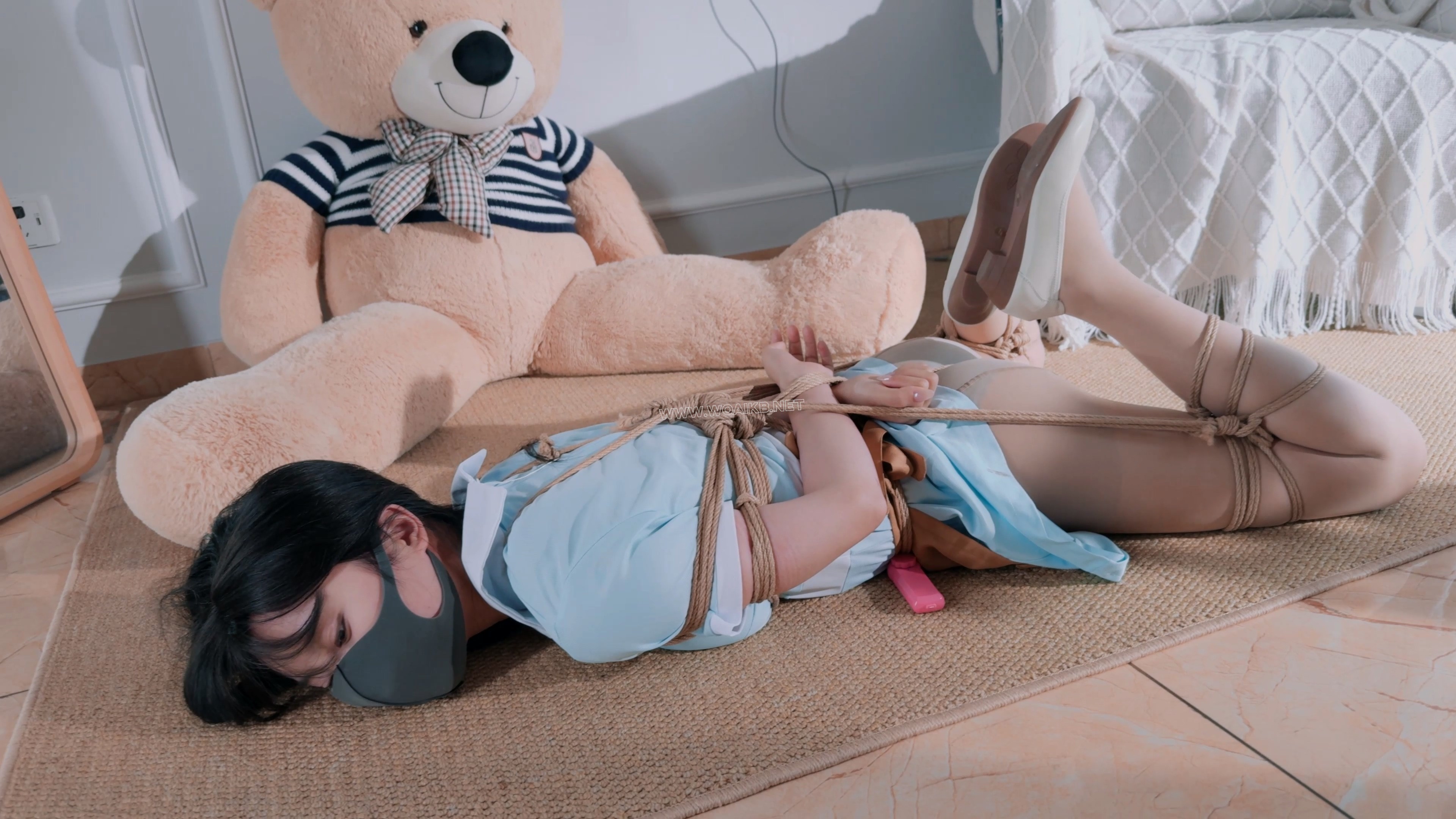 《猎艳记之好例来服务员》行车记录仪视角+极品乘客丝袜美脚露出诱惑，收到金主爸爸 预览图