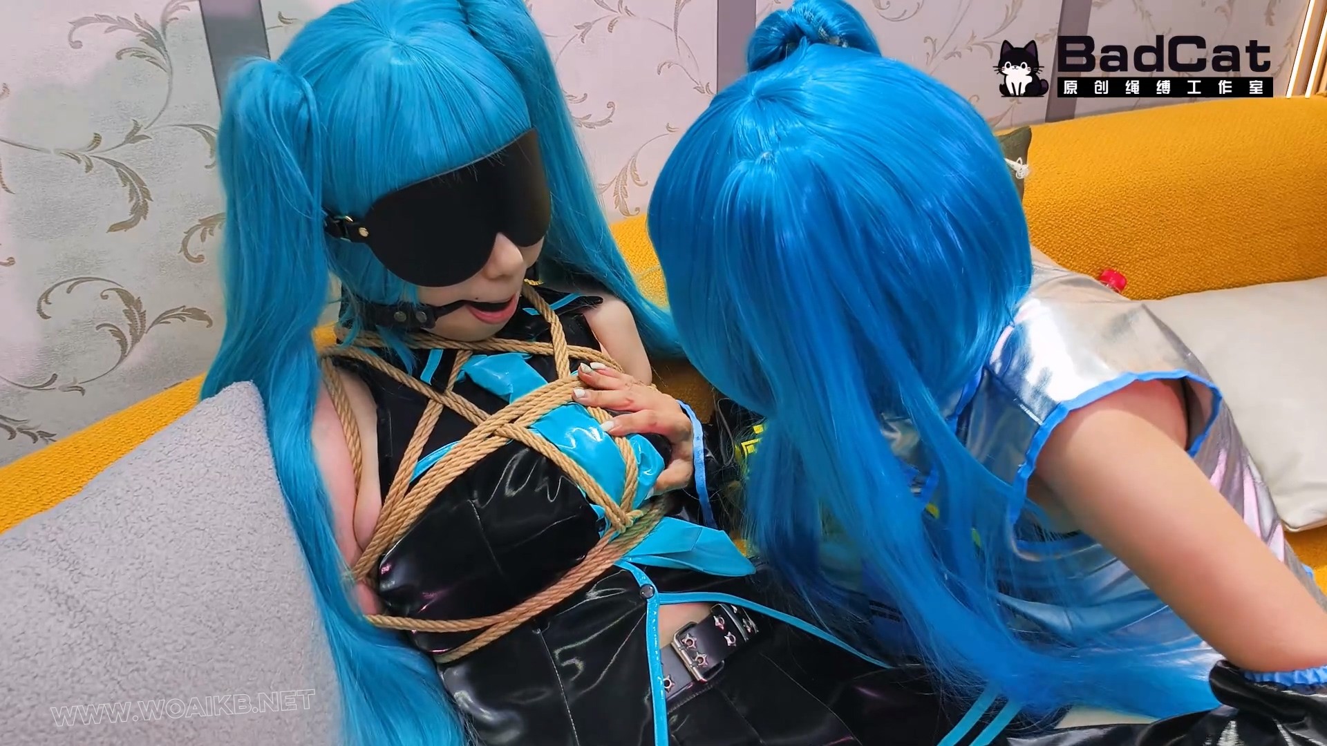 【女女】双初音coser被摄影师捆绑调教 预览图