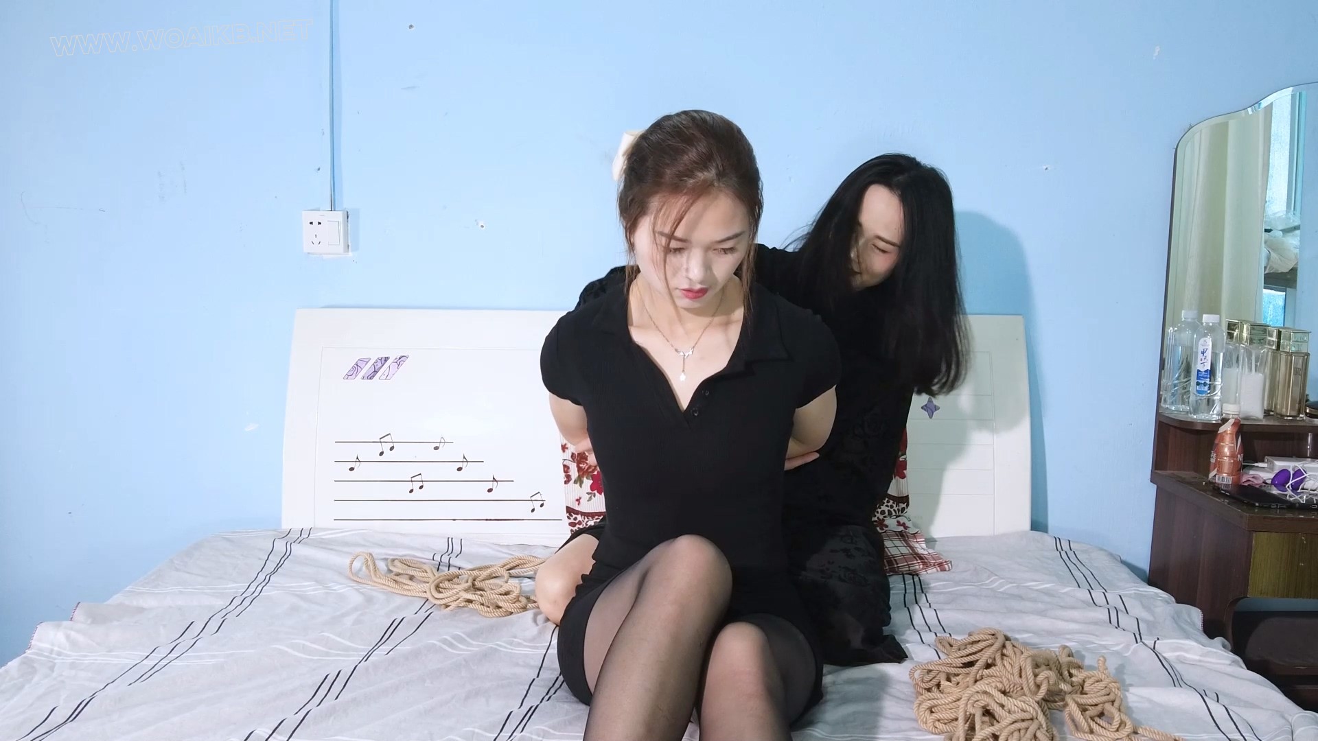 按摩小姐上门被套路驷马捆绑狂挠脚心SP屁屁！棒棒羞耻强G！口球口水拉丝！ 《套路 预览图