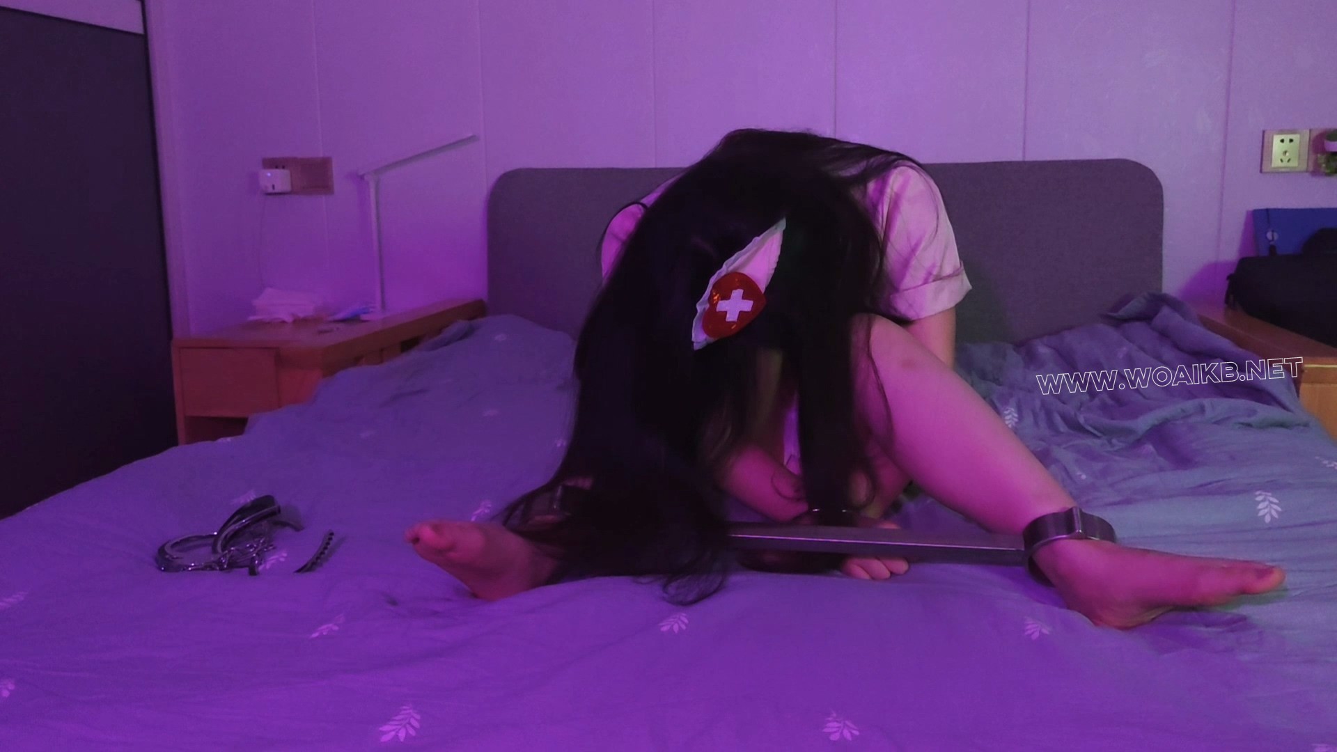小萝莉捆绑镣铐 .，晕倒后被劫持，镣铐加开腿枷td，棒棒揉胸调教。 预览图