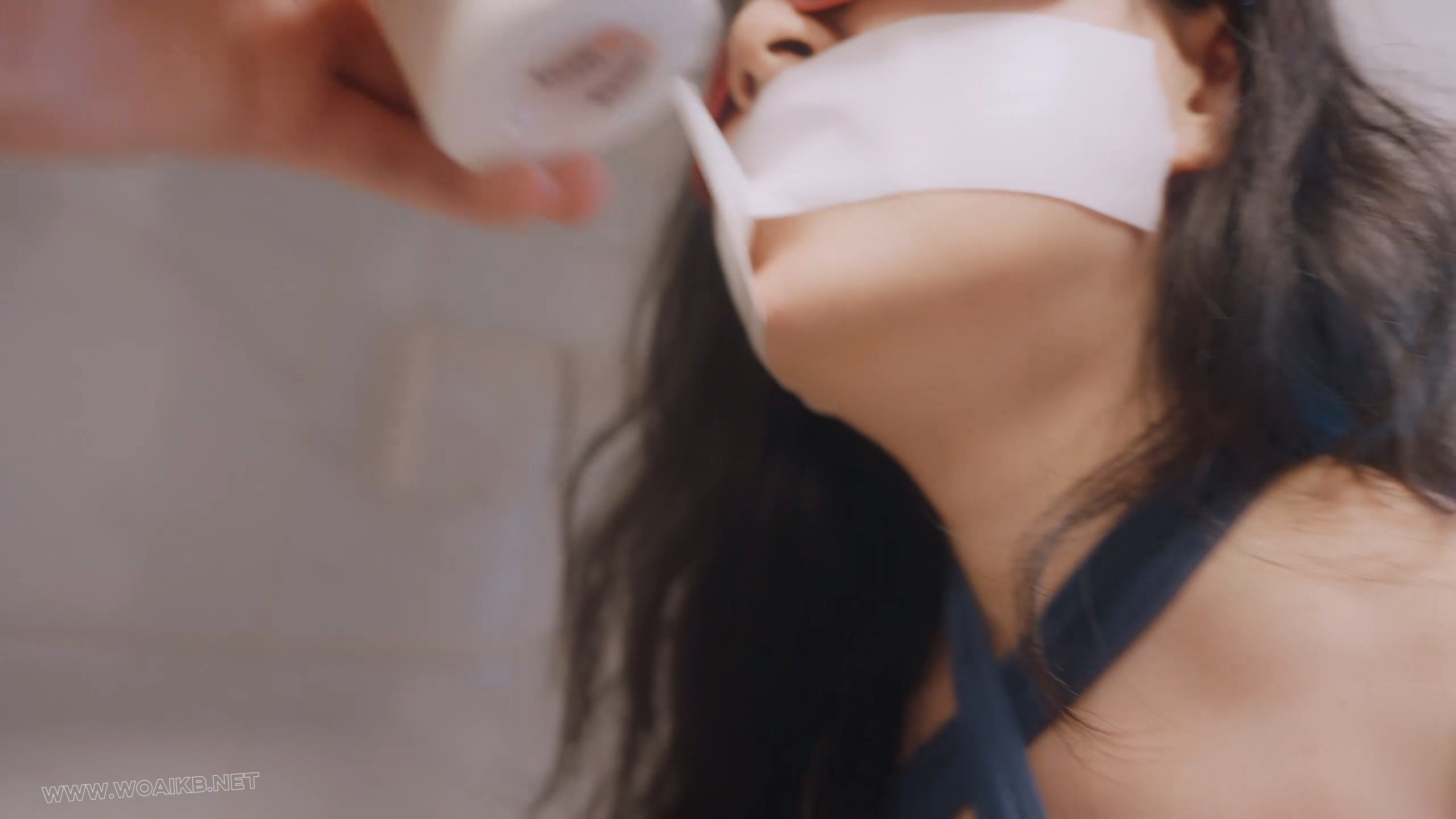 《欲望少妇4》做饭阿姨因为饭菜做的不合胃口，被强迫绑在厨房反省，直臂捆绑丝袜胶 预览图