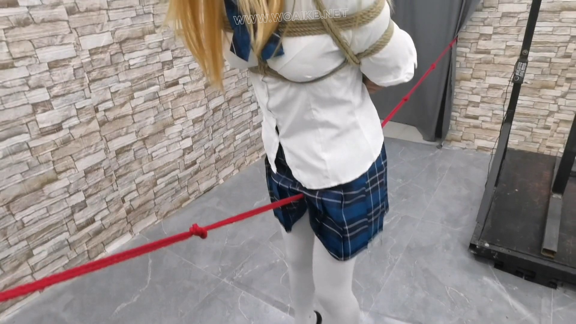 JK少女毒犯被抓获,宁死不供出团伙,那就让其尝尝脚钉的厉害 预览图