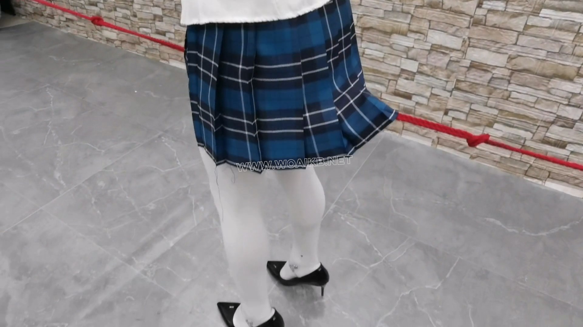 JK少女毒犯被抓获,宁死不供出团伙,那就让其尝尝脚钉的厉害 预览图