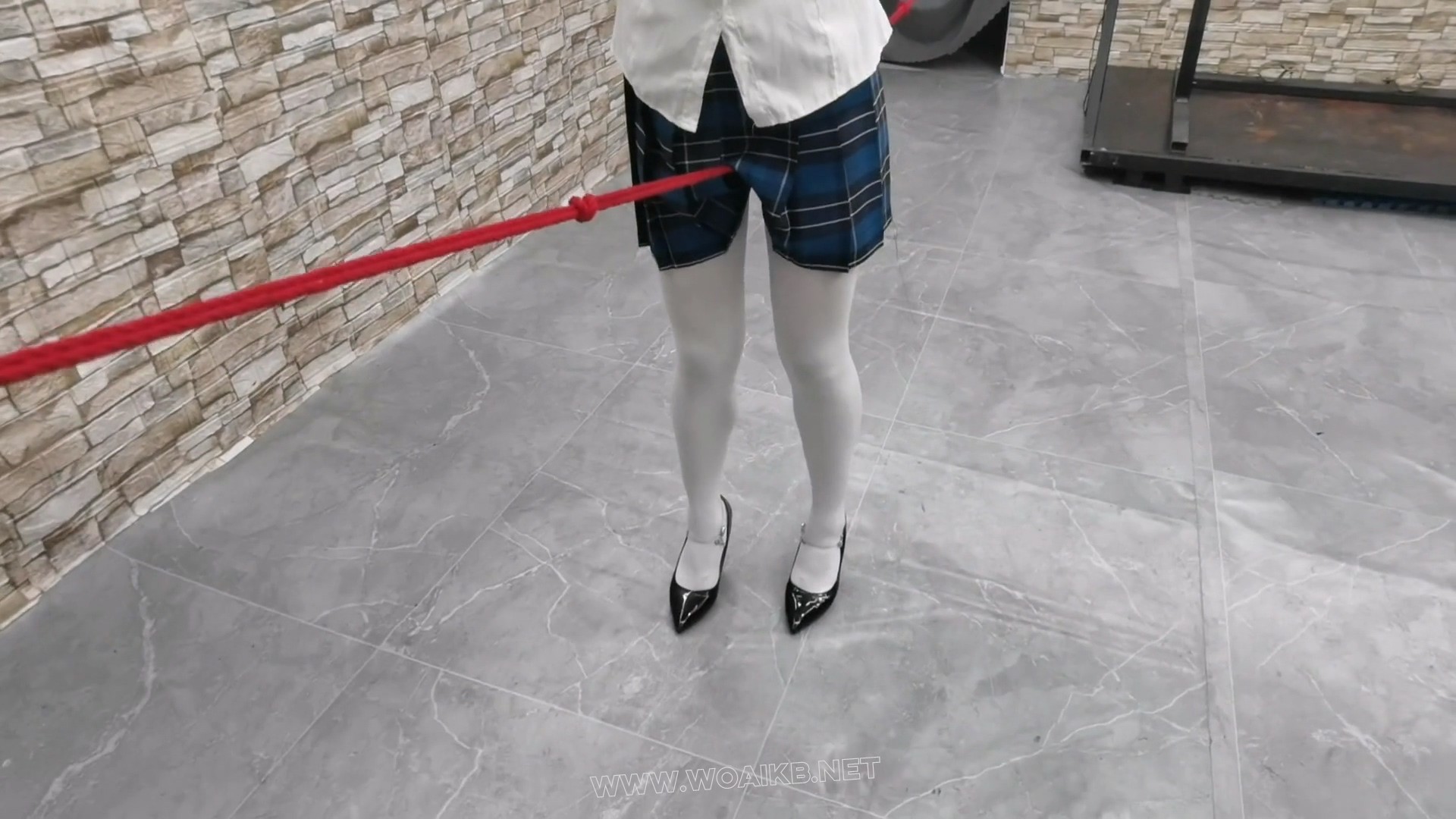 JK少女毒犯被抓获,宁死不供出团伙,那就让其尝尝脚钉的厉害 预览图