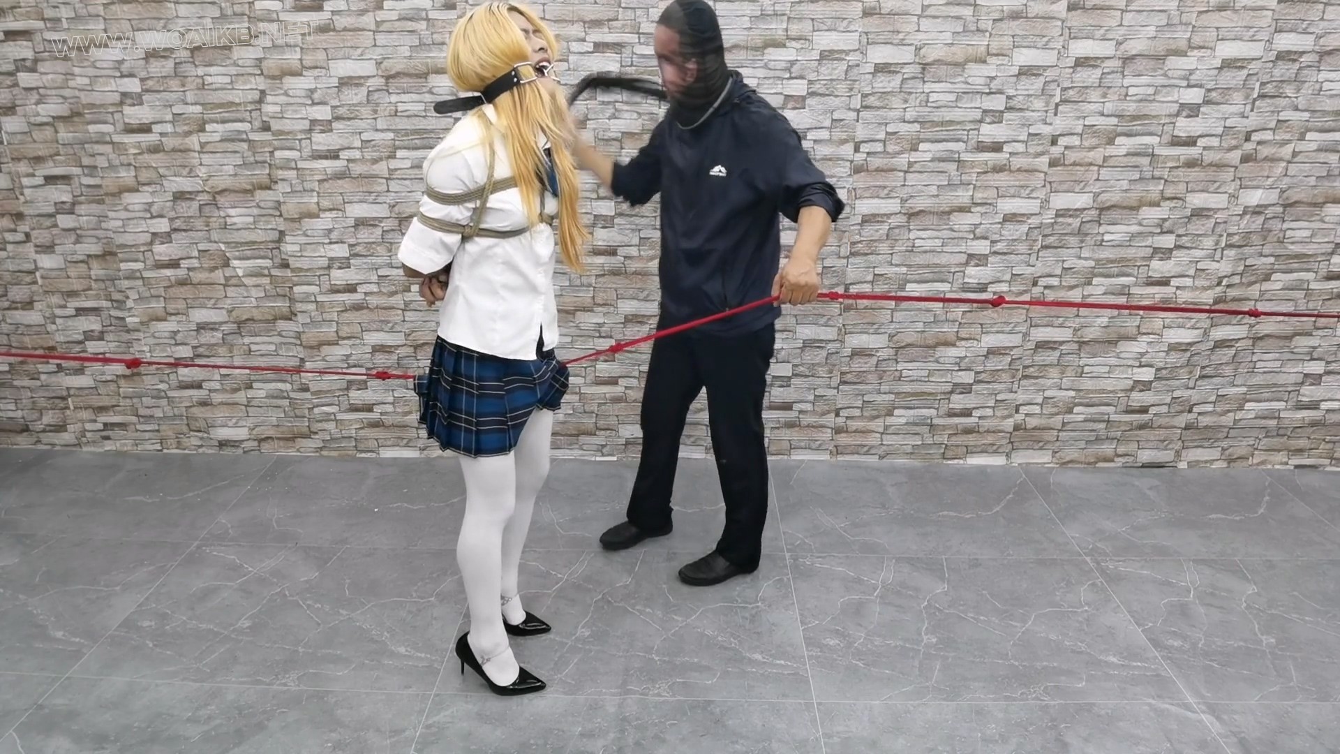JK少女毒犯被抓获,宁死不供出团伙,那就让其尝尝脚钉的厉害 预览图