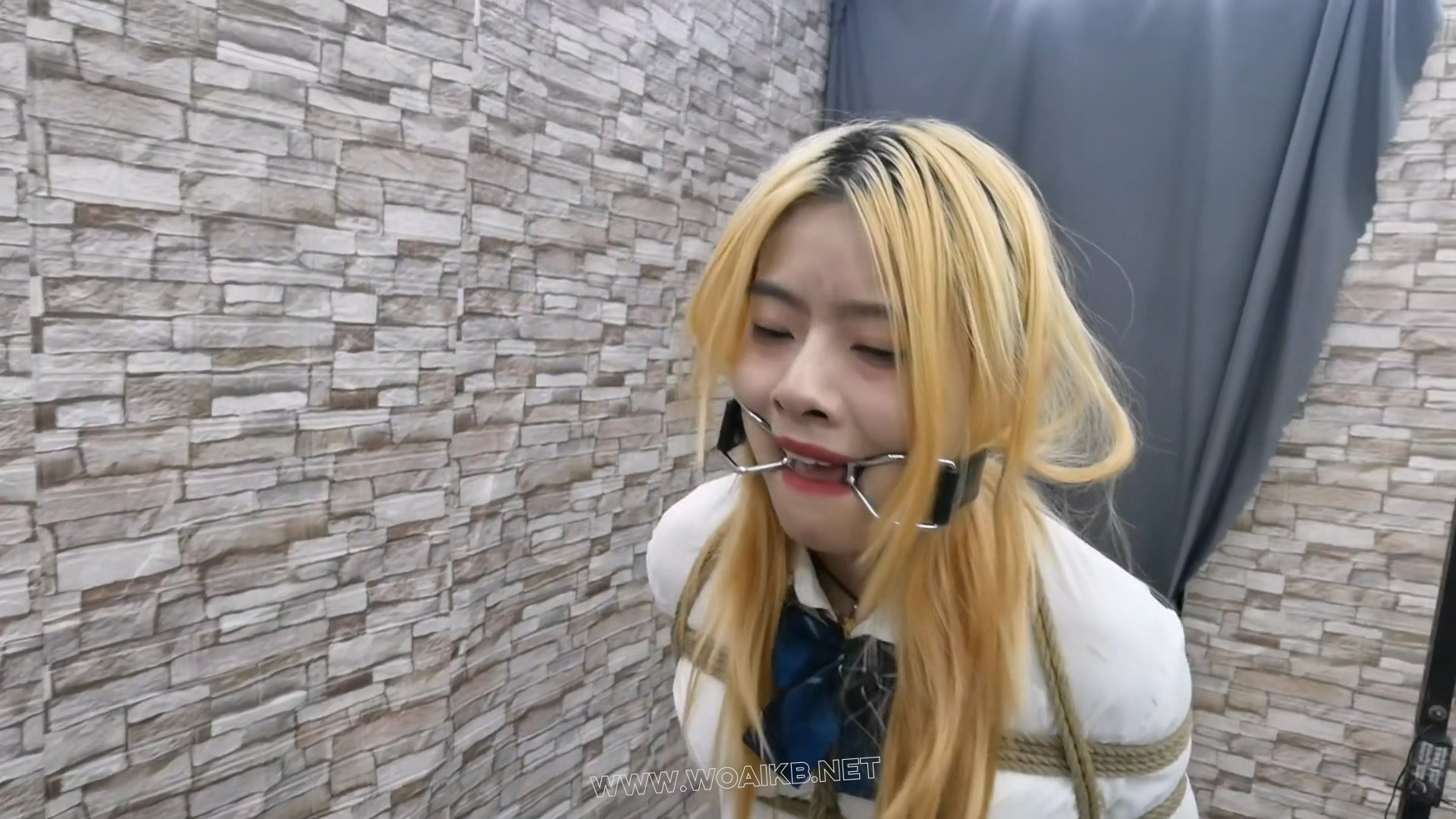 JK少女毒犯被抓获,宁死不供出团伙,那就让其尝尝脚钉的厉害 预览图