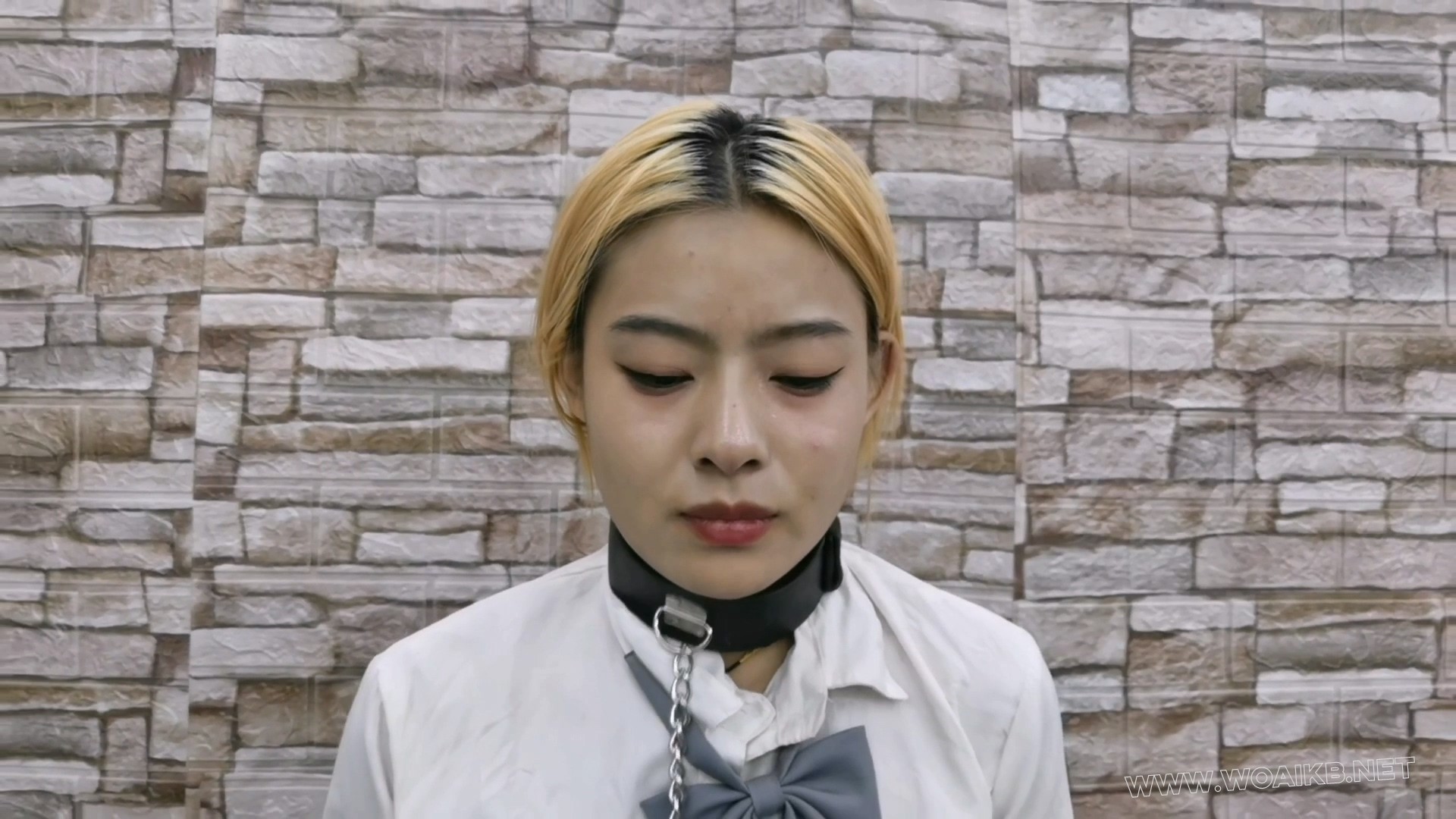 继续审问JK少女毒犯希希,还是不配合,直接禁锢在拘束架加大力度审问折磨 预览图