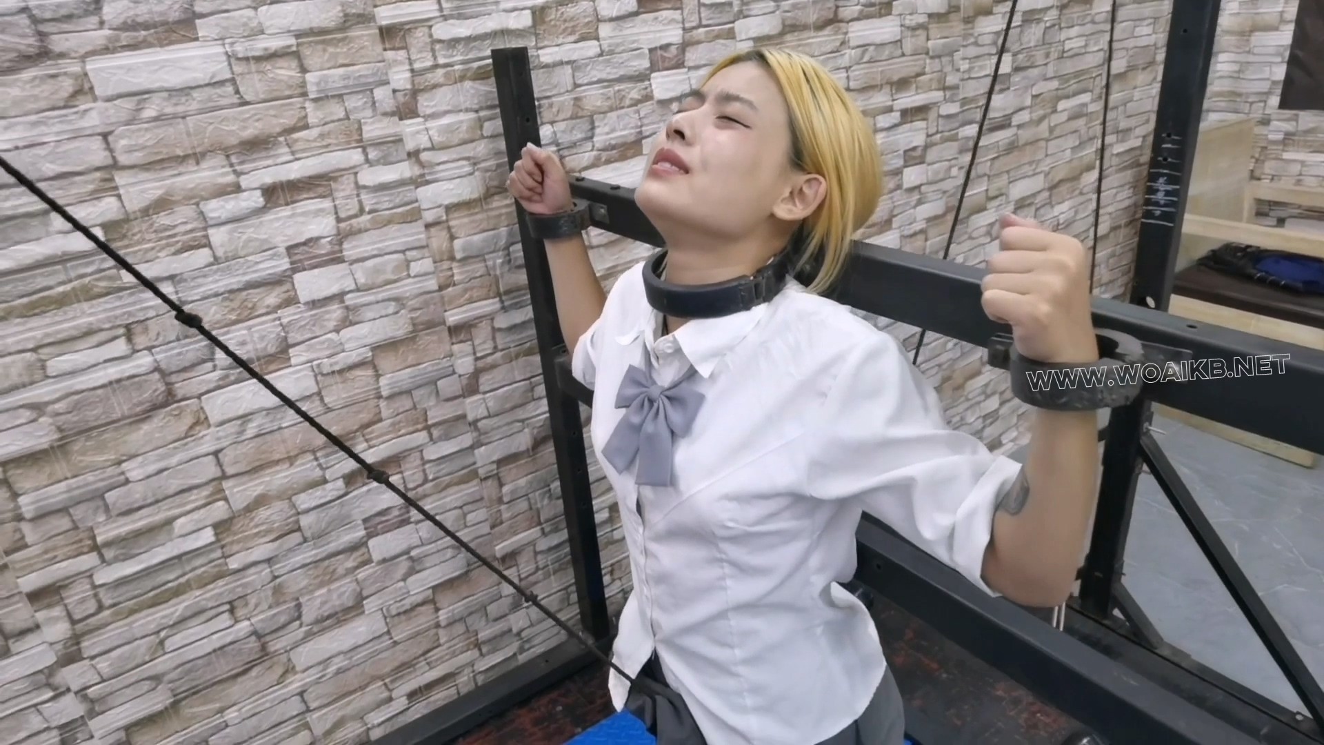 继续审问JK少女毒犯希希,还是不配合,直接禁锢在拘束架加大力度审问折磨 预览图