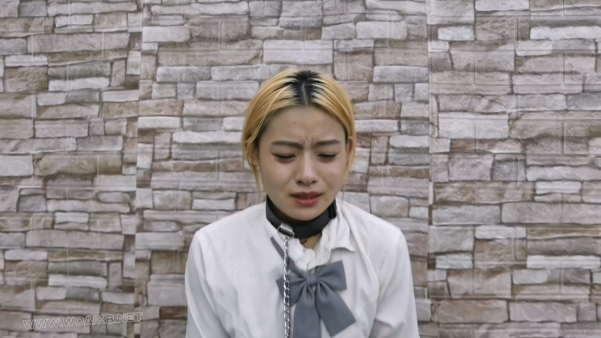 继续审问JK少女毒犯希希,还是不配合,直接禁锢在拘束架加大力度审问折磨 预览图