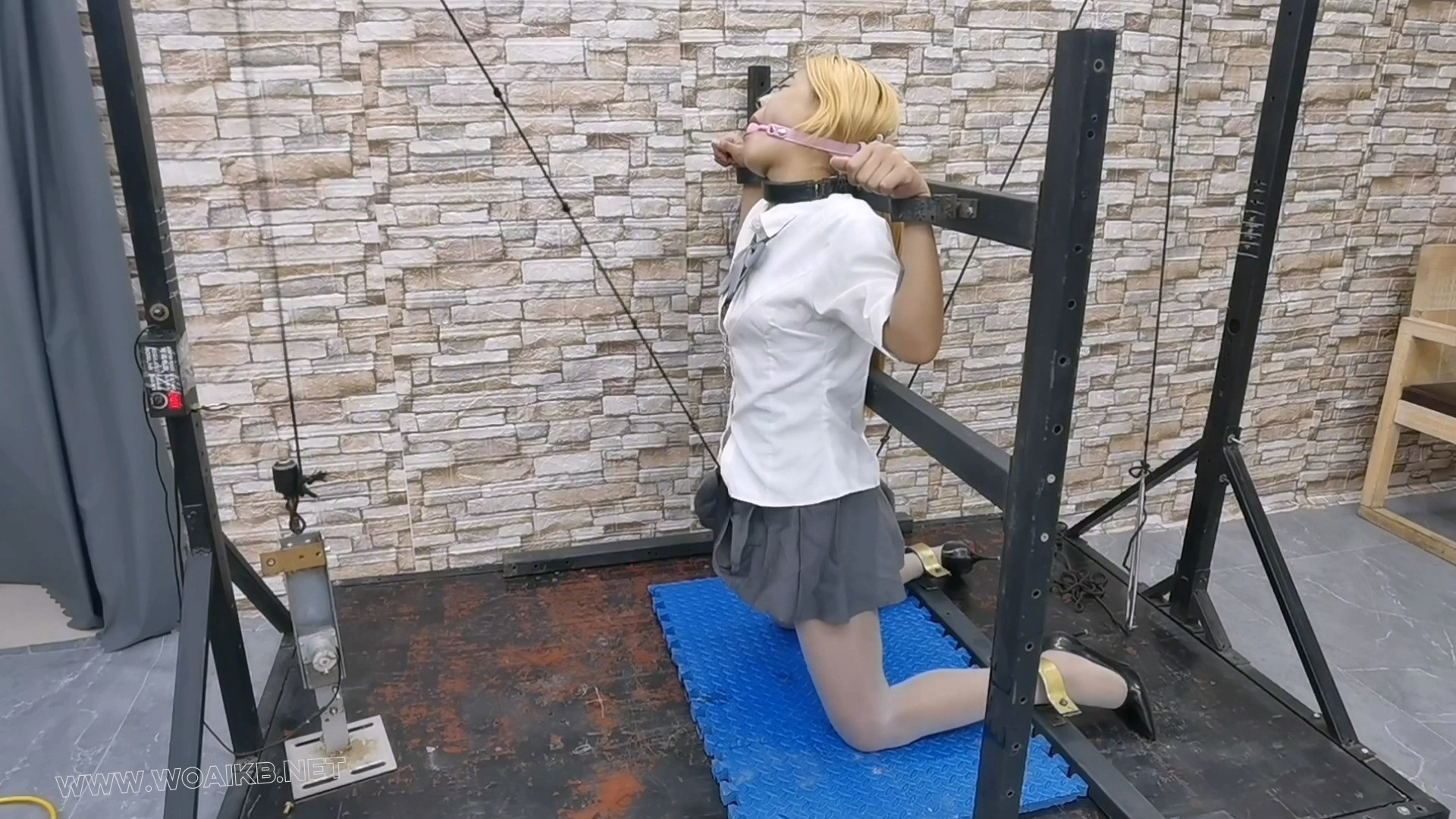 继续审问JK少女毒犯希希,还是不配合,直接禁锢在拘束架加大力度审问折磨 预览图
